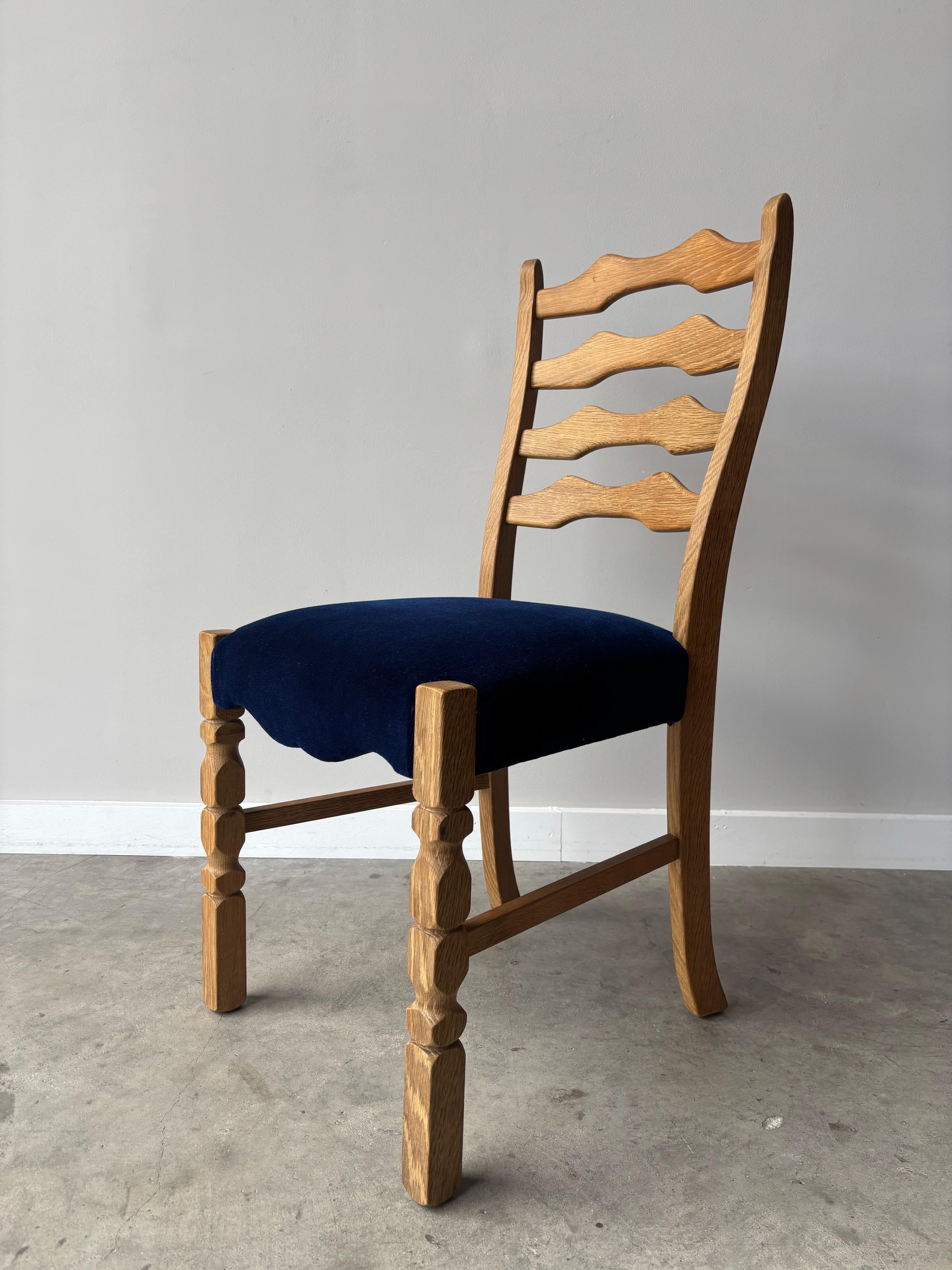 Ce superbe ensemble de six chaises de salle à manger capture l'essence de l'esthétique moderne danoise distinctive de Henning Kjaernulf, avec des lignes épurées et une sensibilité sculpturale qui ont fait du designer une figure célèbre du design de