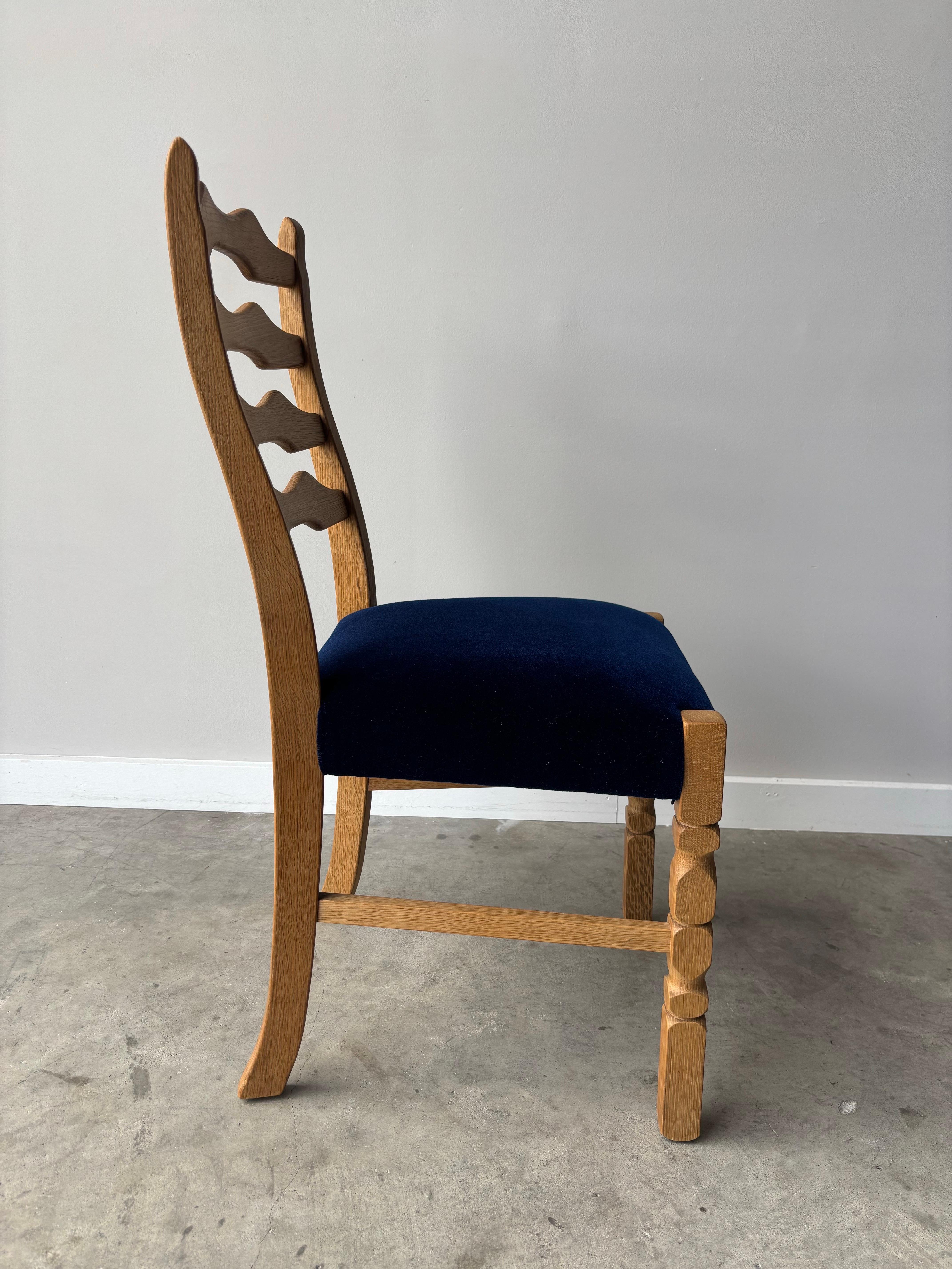 Mid-Century Modern Ensemble de six chaises de salle à manger de style Henning Kjaernulf en vente