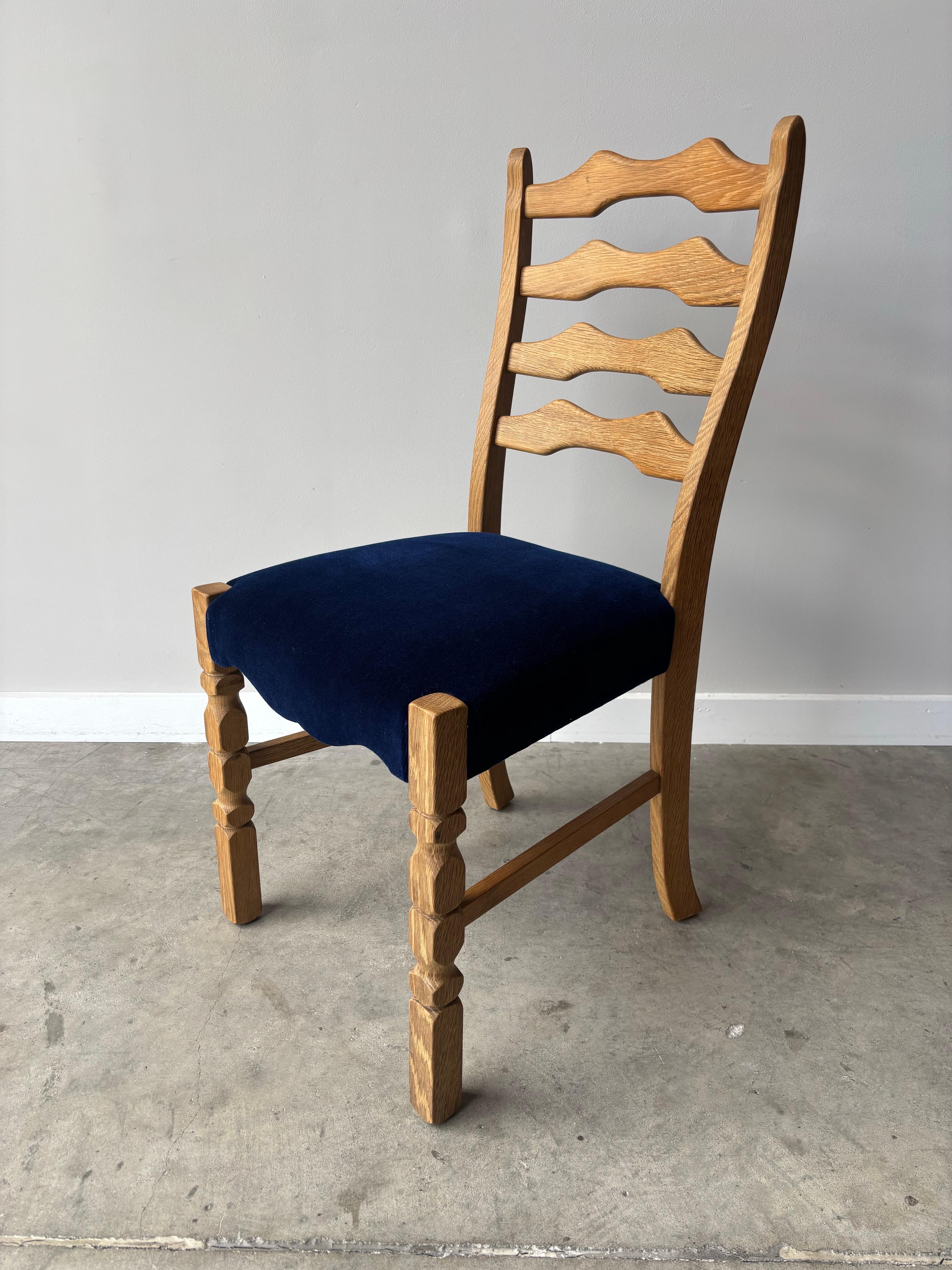 Ensemble de six chaises de salle �à manger de style Henning Kjaernulf Bon état - En vente à Raleigh, NC