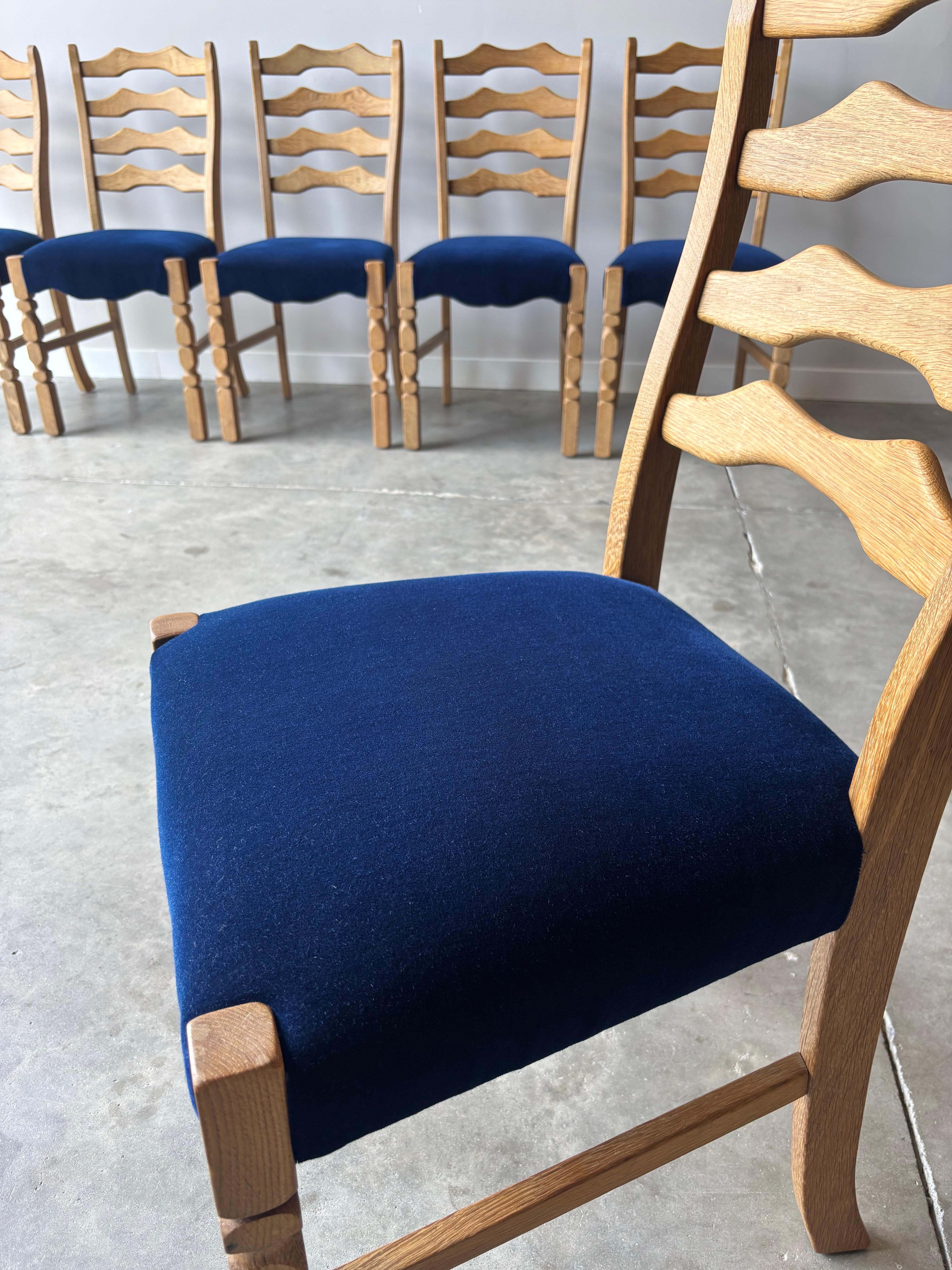 Tissu d'ameublement Ensemble de six chaises de salle à manger de style Henning Kjaernulf en vente