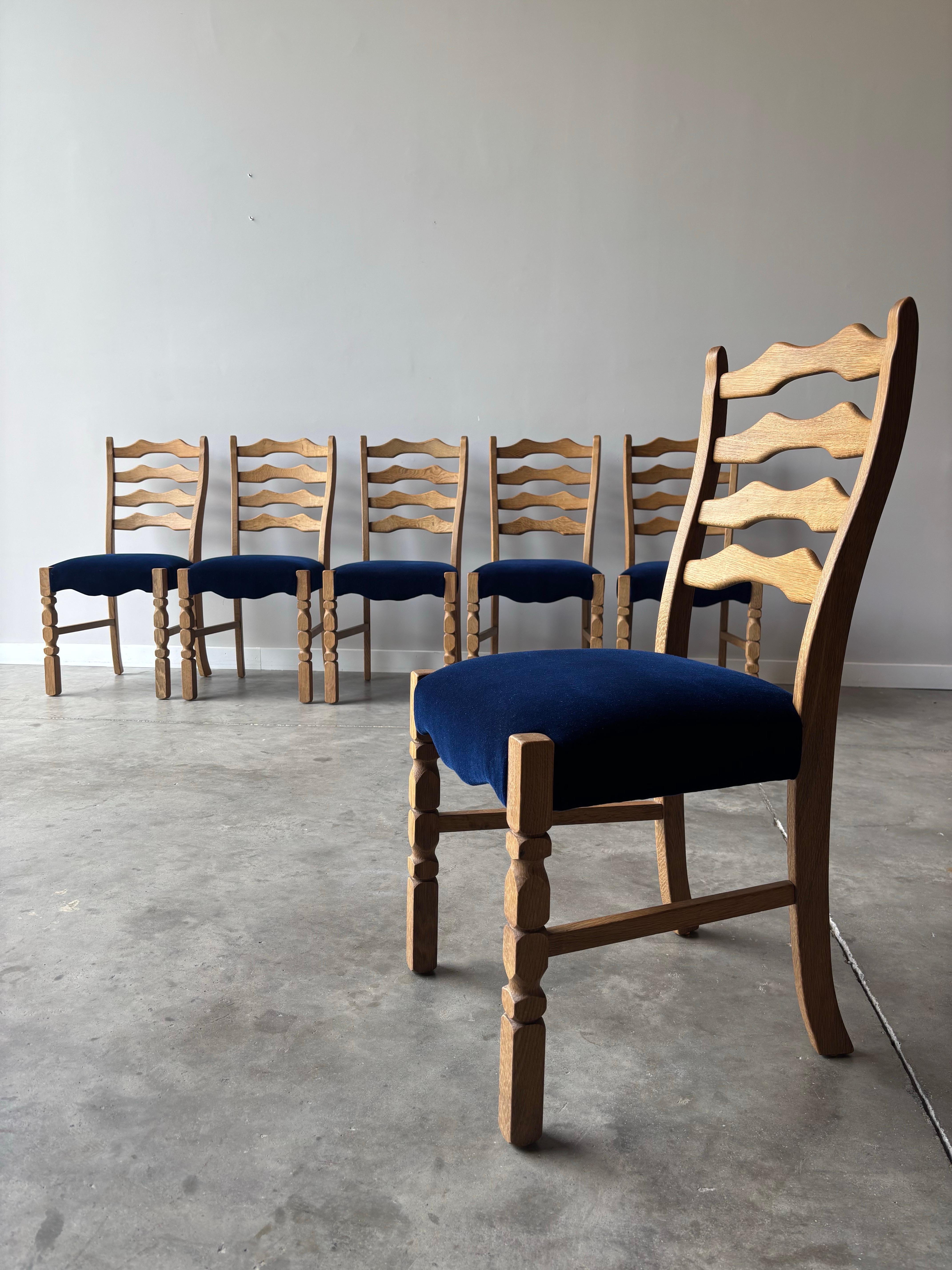 Ensemble de six chaises de salle à manger de style Henning Kjaernulf en vente 3