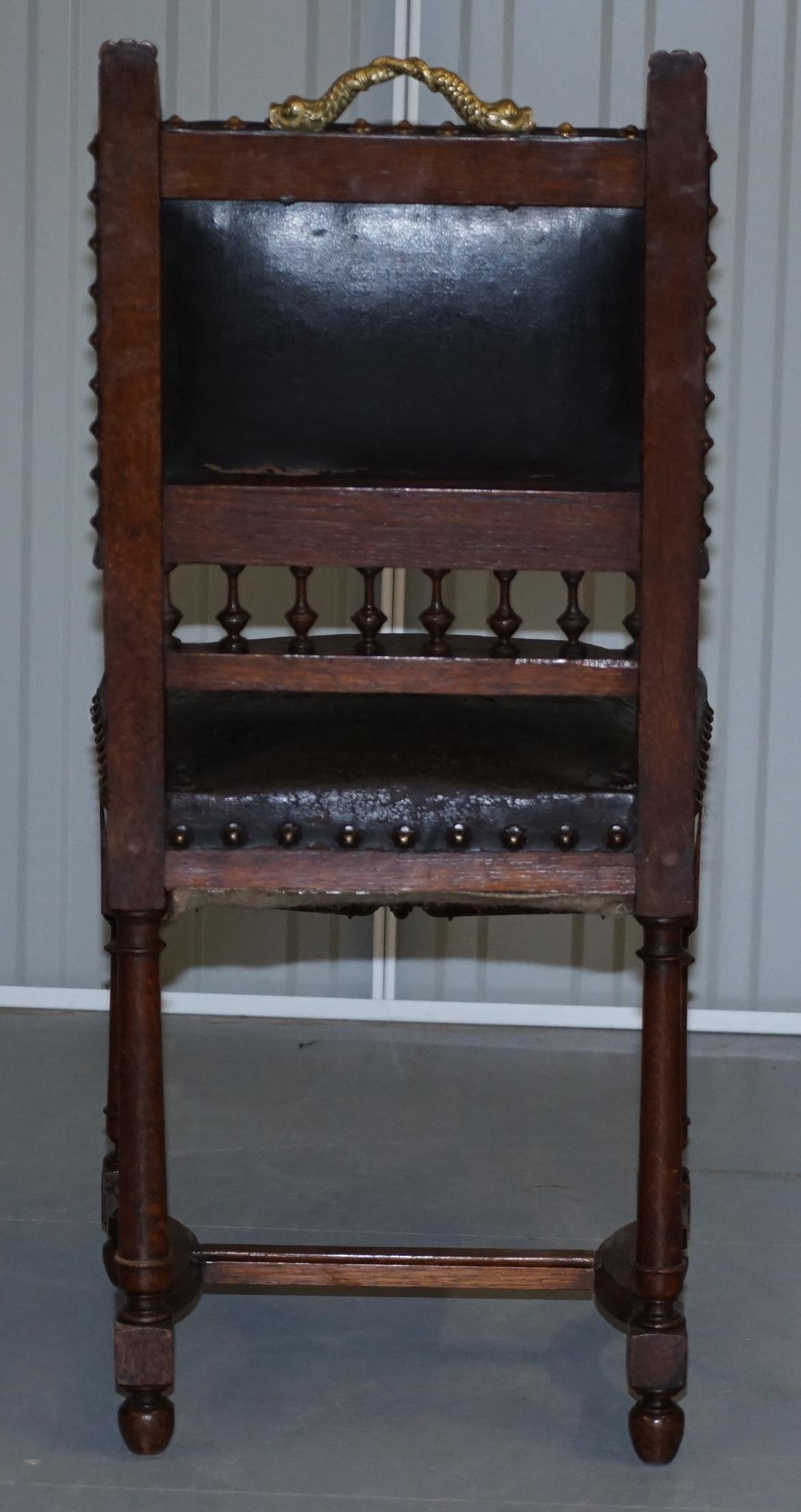 Sechser-Set HENRY II um 1880 Französische Eiche und geprägte Leder-Löwen-Esszimmerstühle im Angebot 7