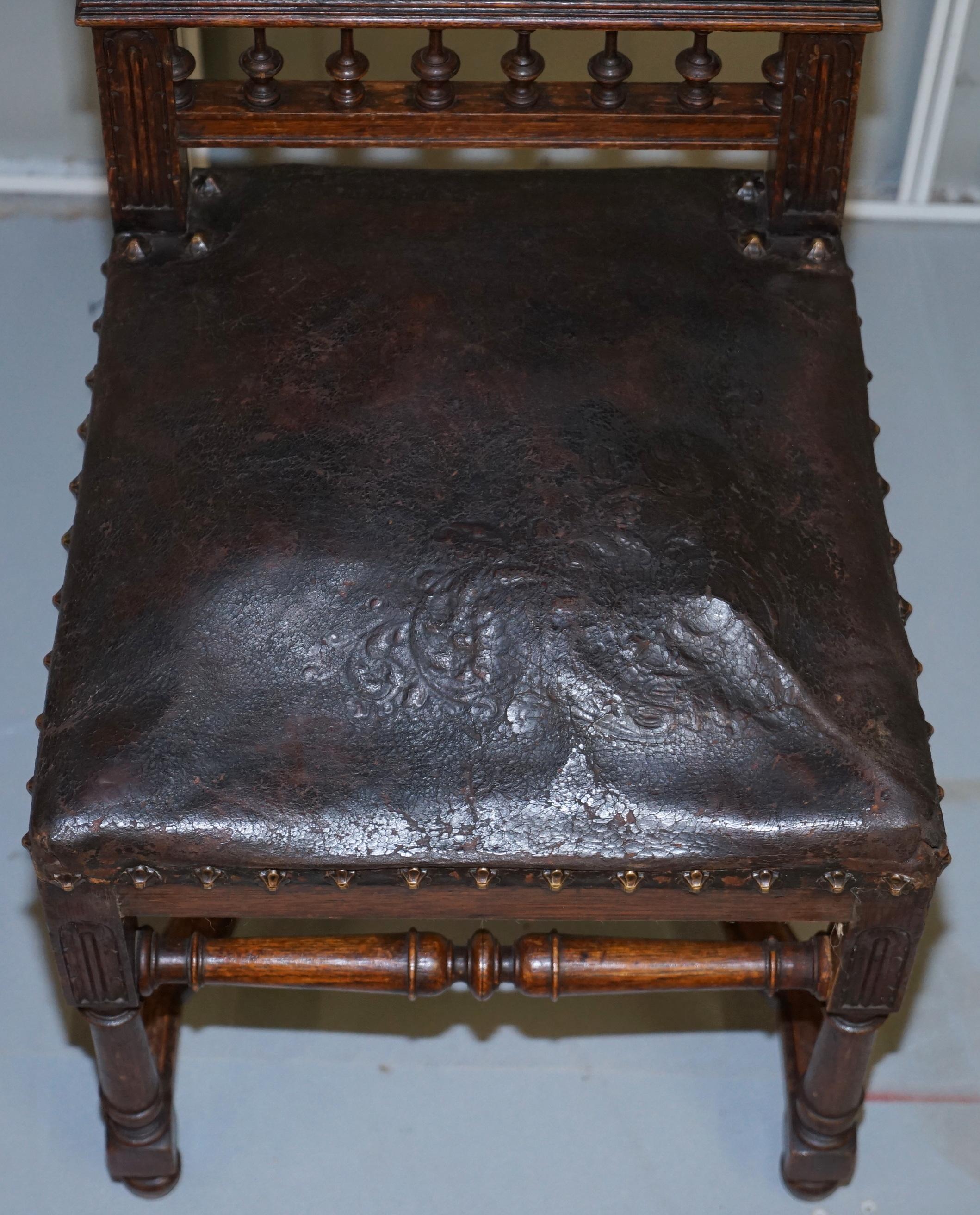 Ensemble de six chaises de salle à manger en chêne français et cuir gaufré de type Lion, datant de 1880. en vente 9