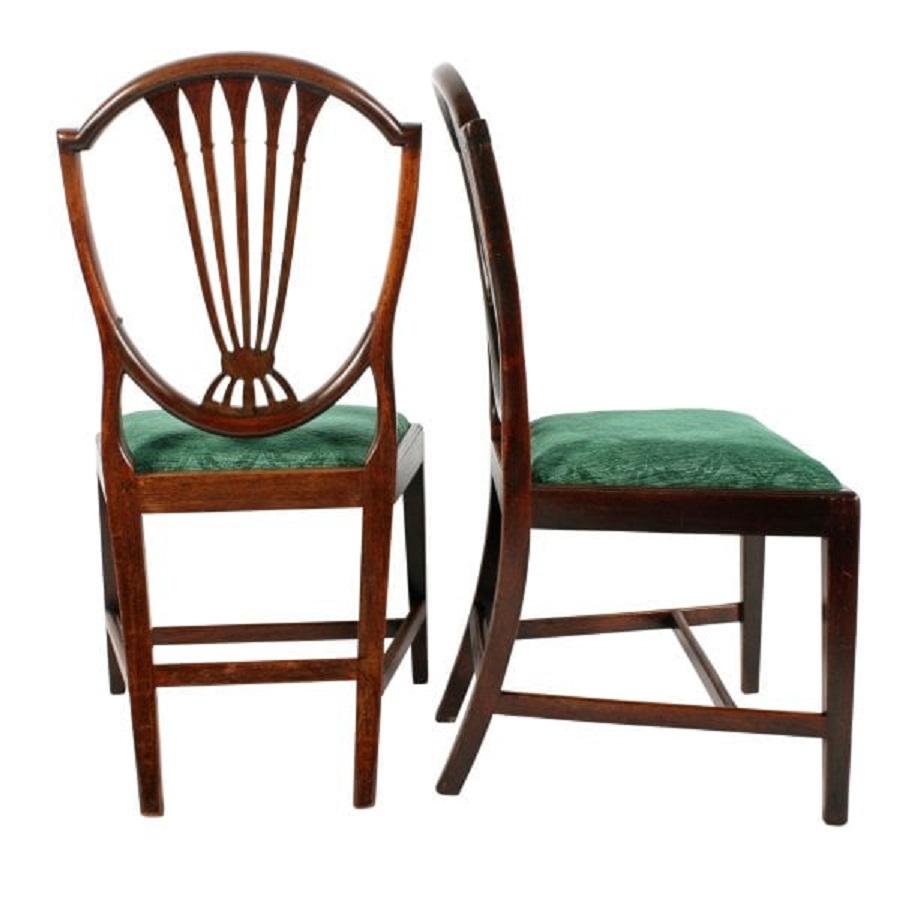 A set of six 18th century George III Hepplewhite mahogany chairs.

The chairs have a shield shaped back with a twin reed to the frame edge, the centre of the back has five reeded splats that fan out at the top.

The chairs have loose pad seats