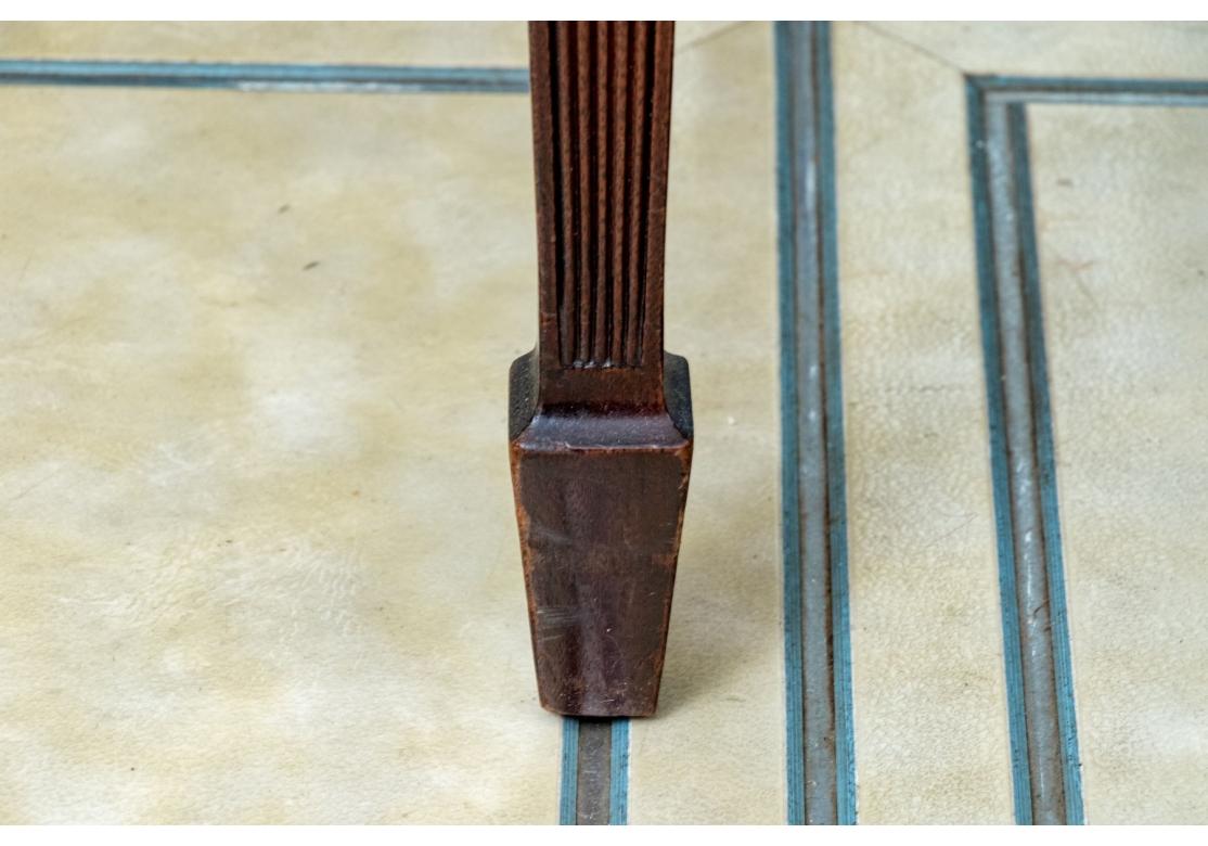Un ensemble de six chaises de salle à manger élégantes et bien fabriquées, de style Hepplewhite traditionnel et majestueux. Comprend deux fauteuils et quatre chaises d'appoint. Toutes les chaises reposent sur des pieds avant cannelés et fuselés,