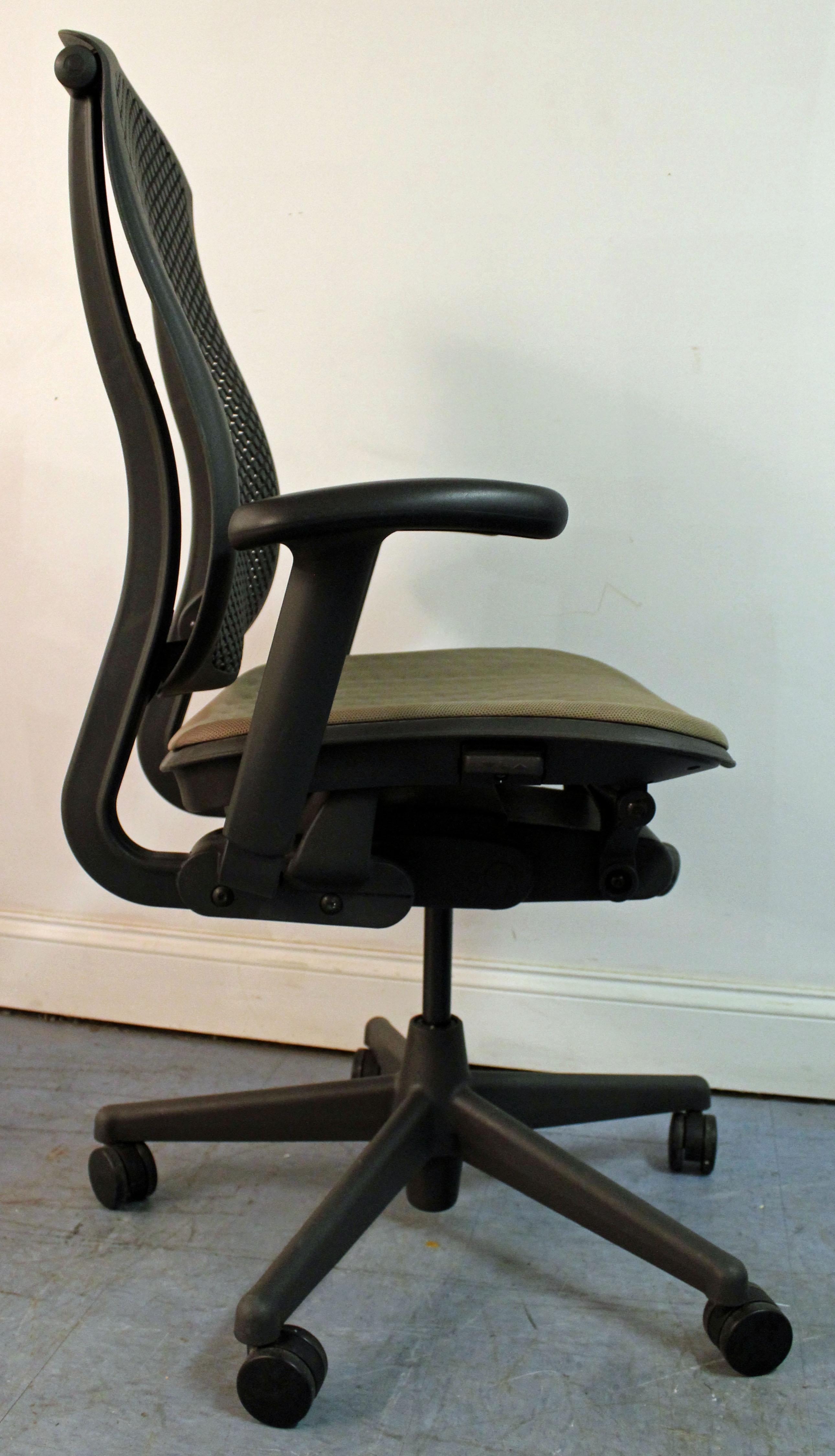Set of Six Herman Miller Celle Adjustable Swivel Office Chairs In Good Condition In Wilmington, DE