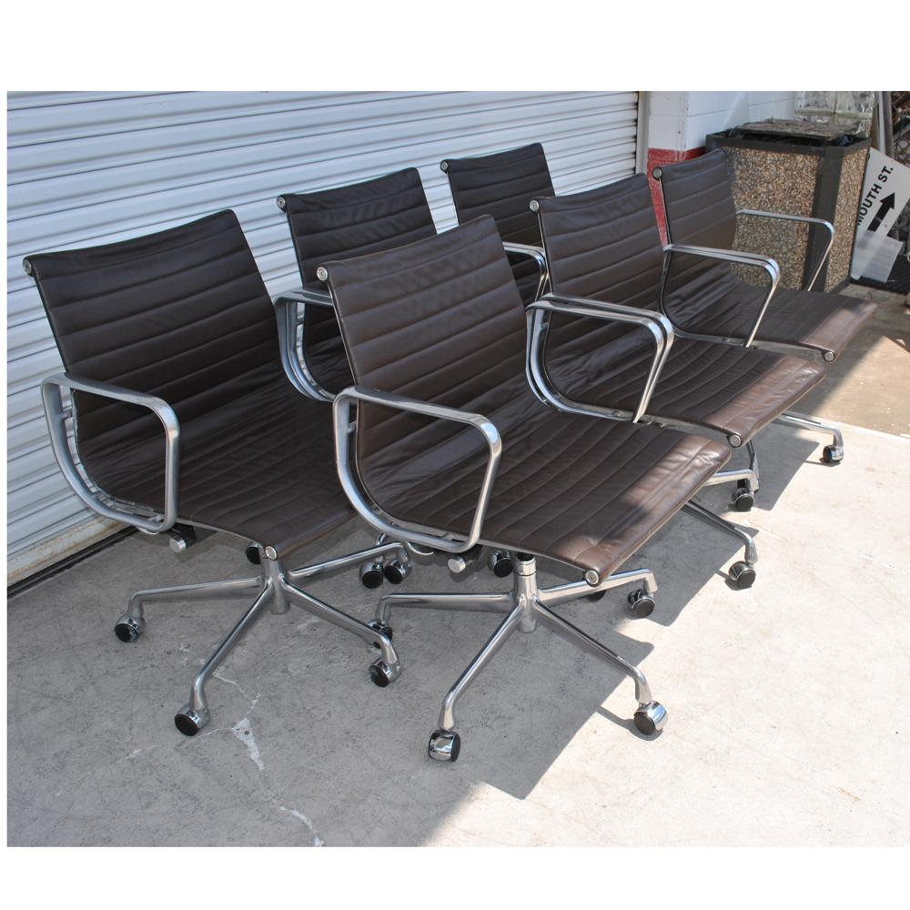 Set of Six Herman Miller Eames Aluminium Group Desk Chairs In Good Condition In Pasadena, TX