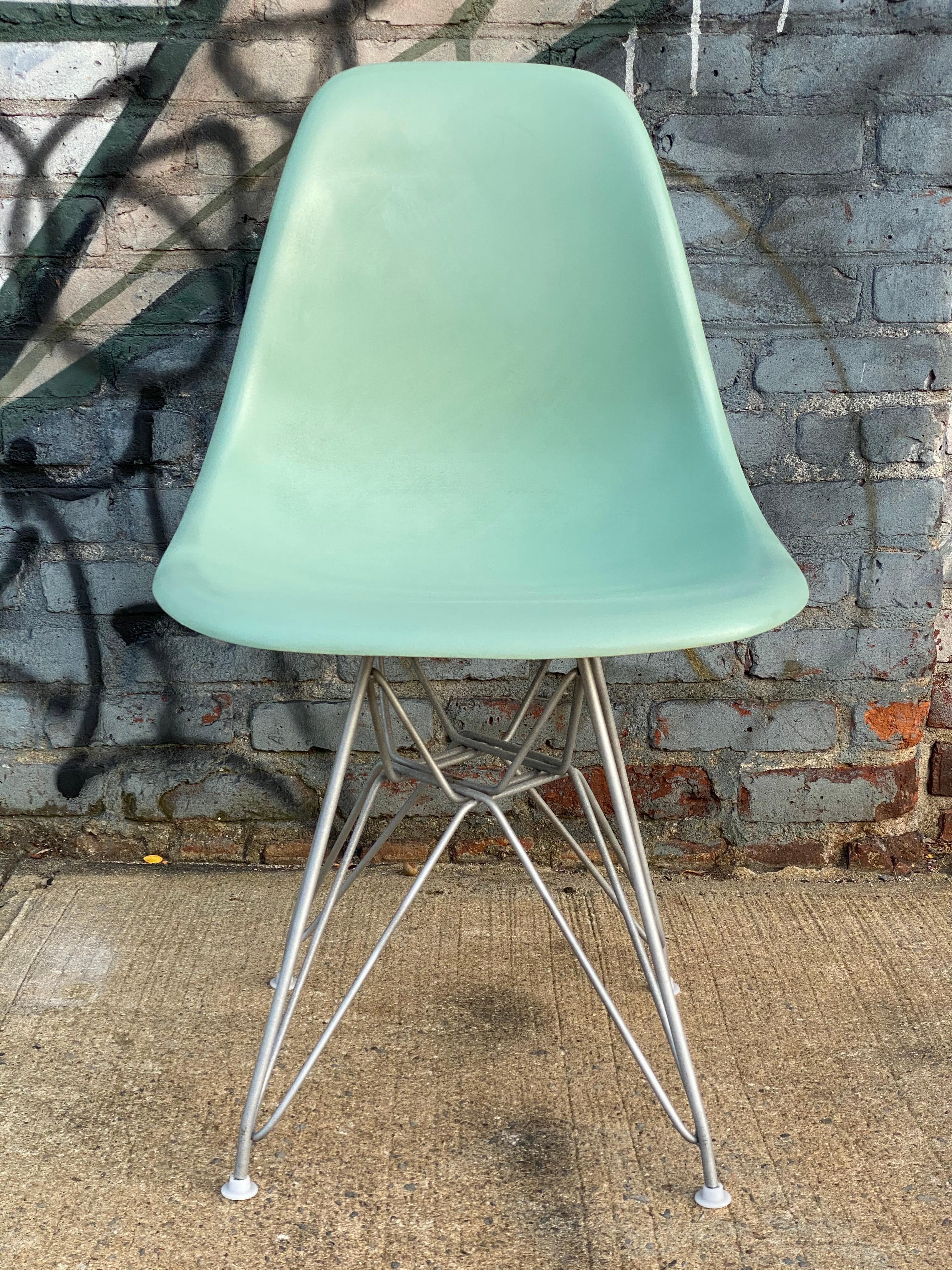 Mid-Century Modern Set of Six Herman Miller Eames Dining Chairs