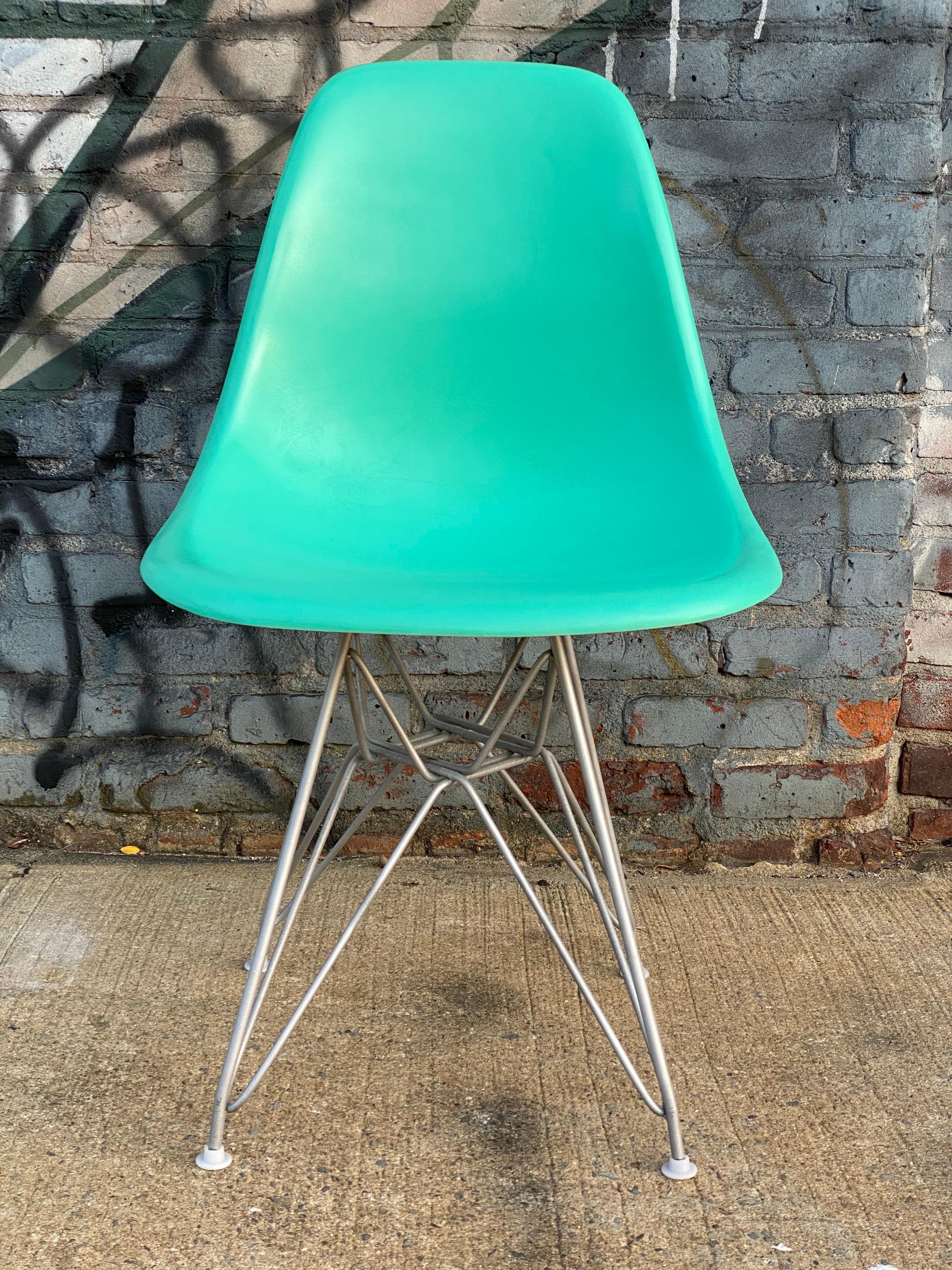 Set of Six Herman Miller Eames Dining Chairs In Good Condition In Brooklyn, NY
