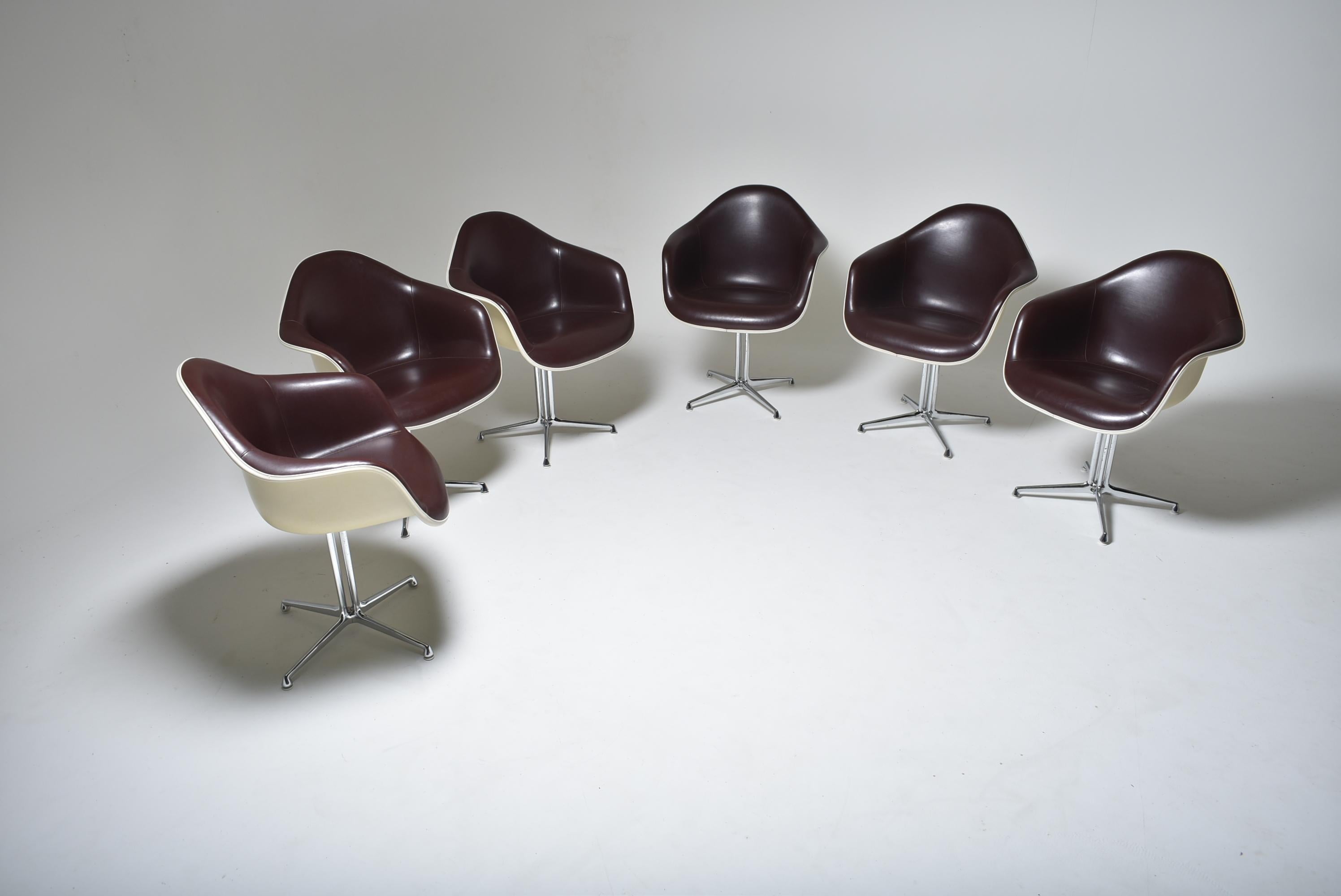 Chaise DAL von Charles und Ray Eames mit originellem Sockel La Fonda. Diese Basis wurde für das Restaurant La Fonda entworfen.
del Sol à New York dans les années soixante . Der Mantel besteht aus Glasfaser.

Charles und Ray Eames waren mit dem