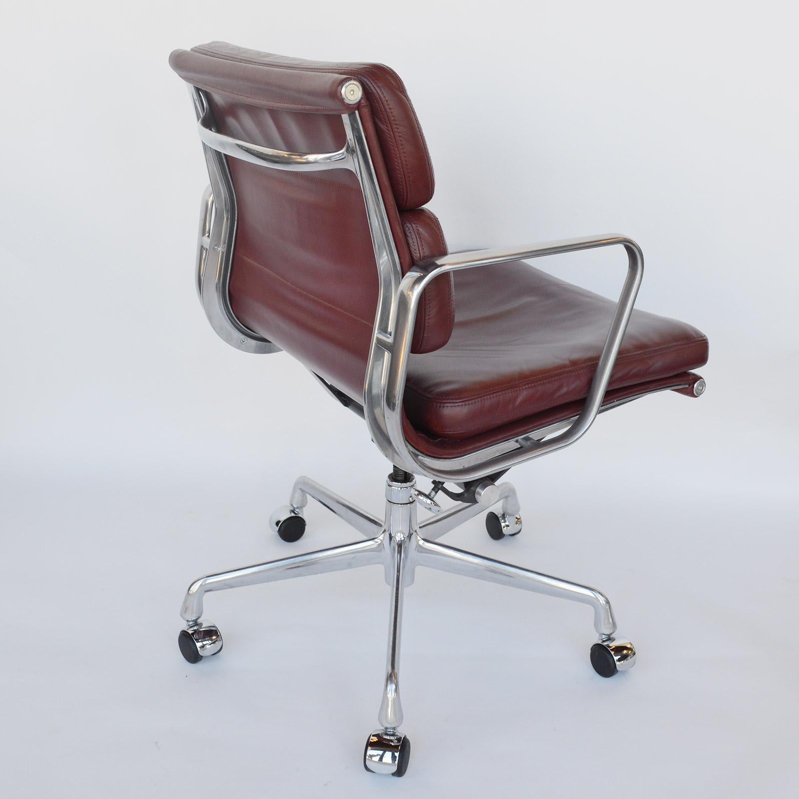 Set of Five Herman Miller Soft Pad Leather Chairs, Mid Century In Good Condition In Los Angeles, CA