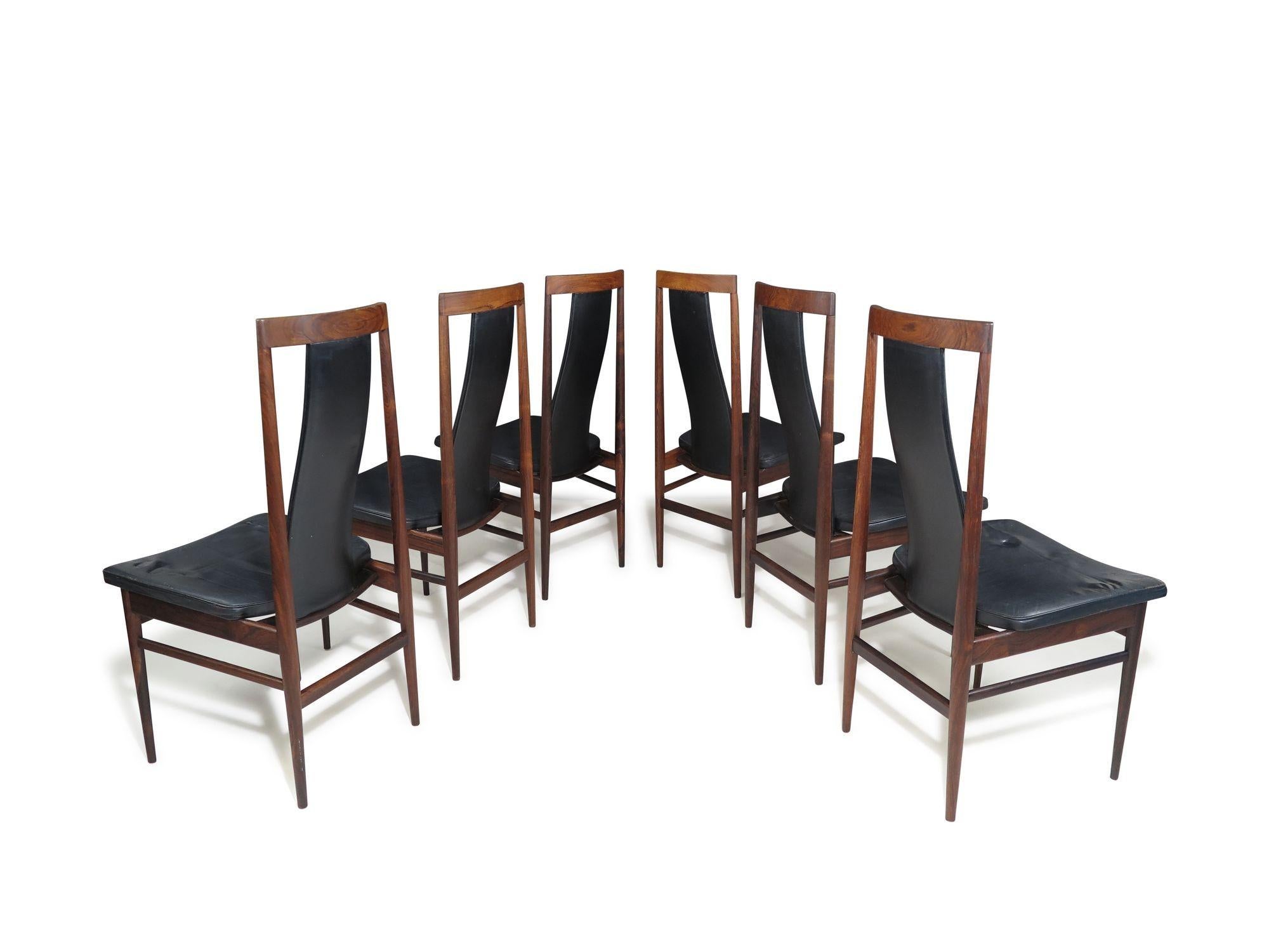 Set di sei comode sedie da pranzo con schienale alto, sapientemente realizzate a mano in ricco palissandro brasiliano con venature dinamiche e robusta falegnameria. Il design è caratterizzato da schienali ergonomici e rivestiti in pelle nera