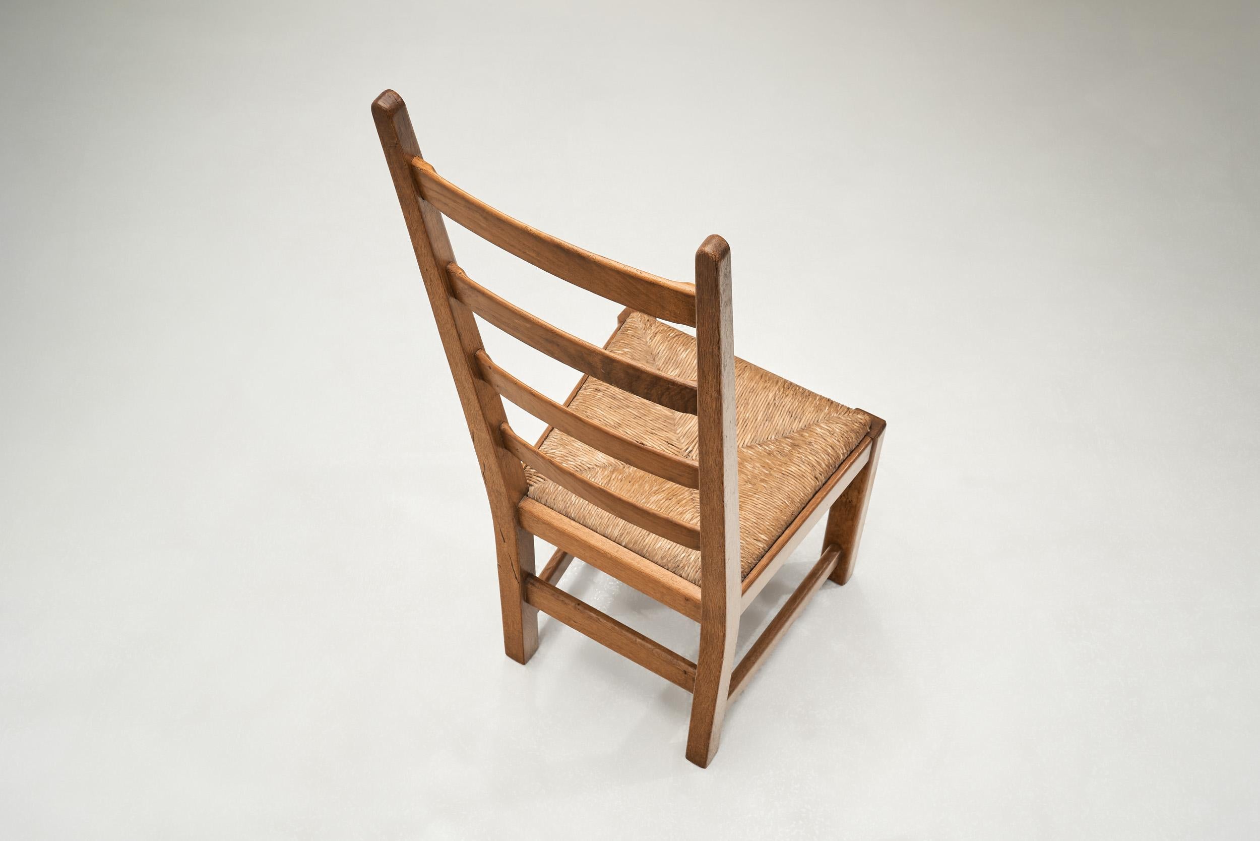 Set di sei sedie da pranzo con schienale alto in Oak e giunco, Francia, 1950 ca. In condizioni buone in vendita a Utrecht, NL