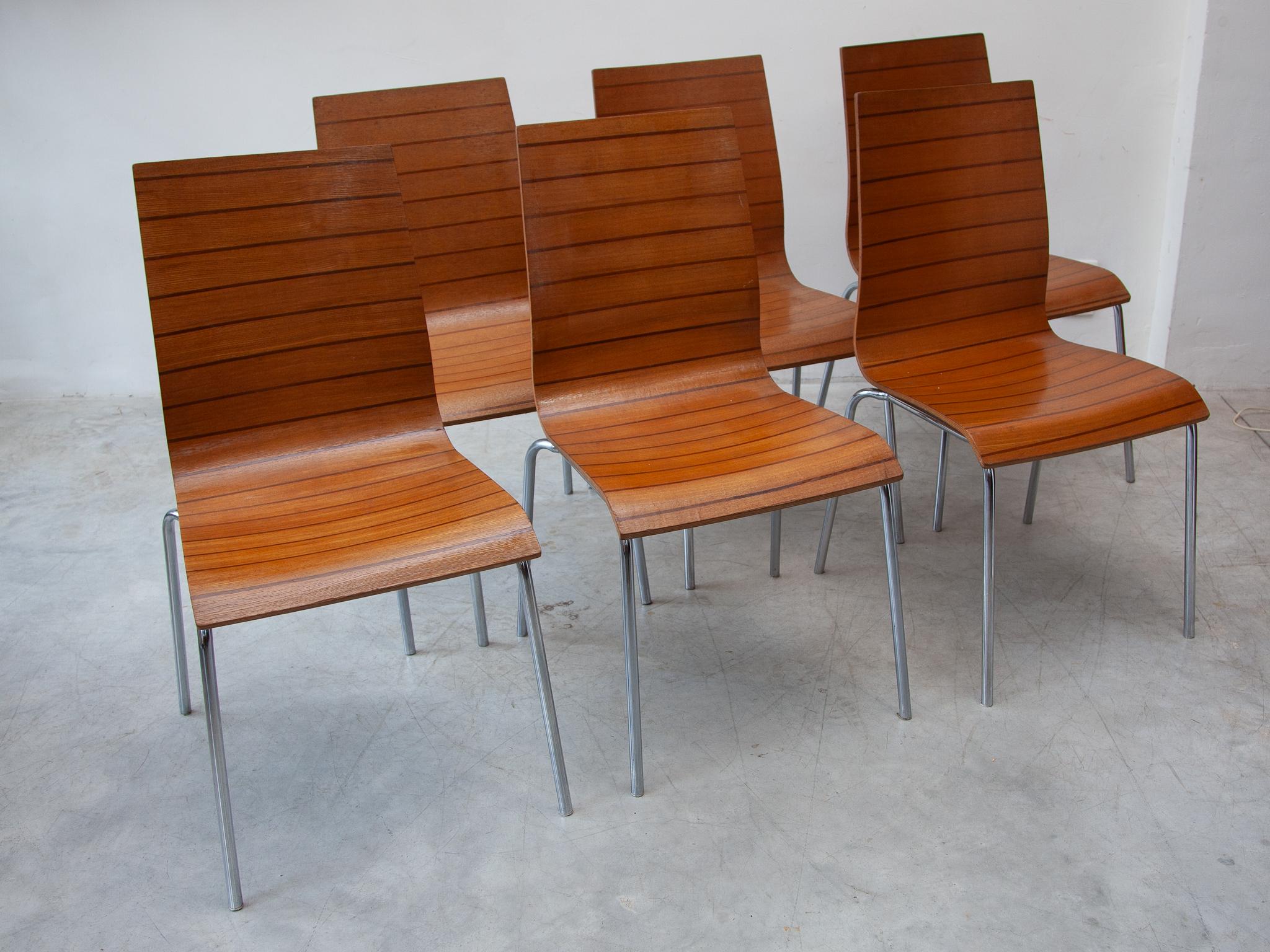 Ensemble de six chaises empilables en contreplaqué à haut dossier, années 1980 en vente 5