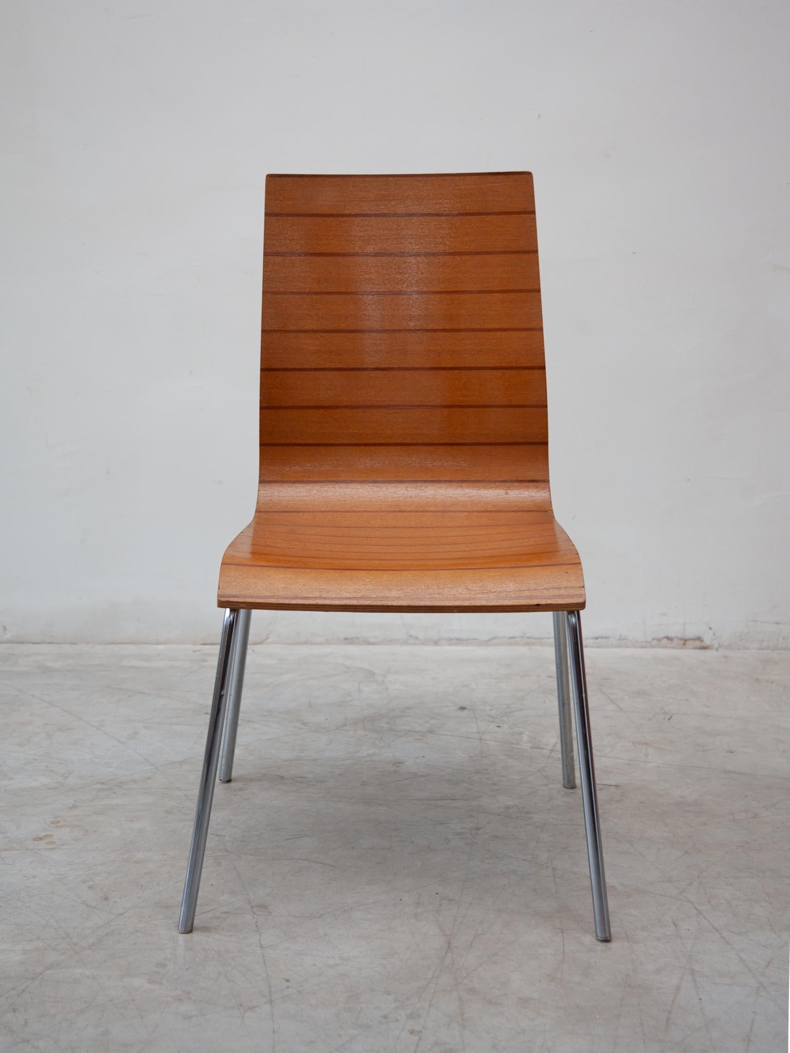 Mid-Century Modern Ensemble de six chaises empilables en contreplaqué à haut dossier, années 1980 en vente