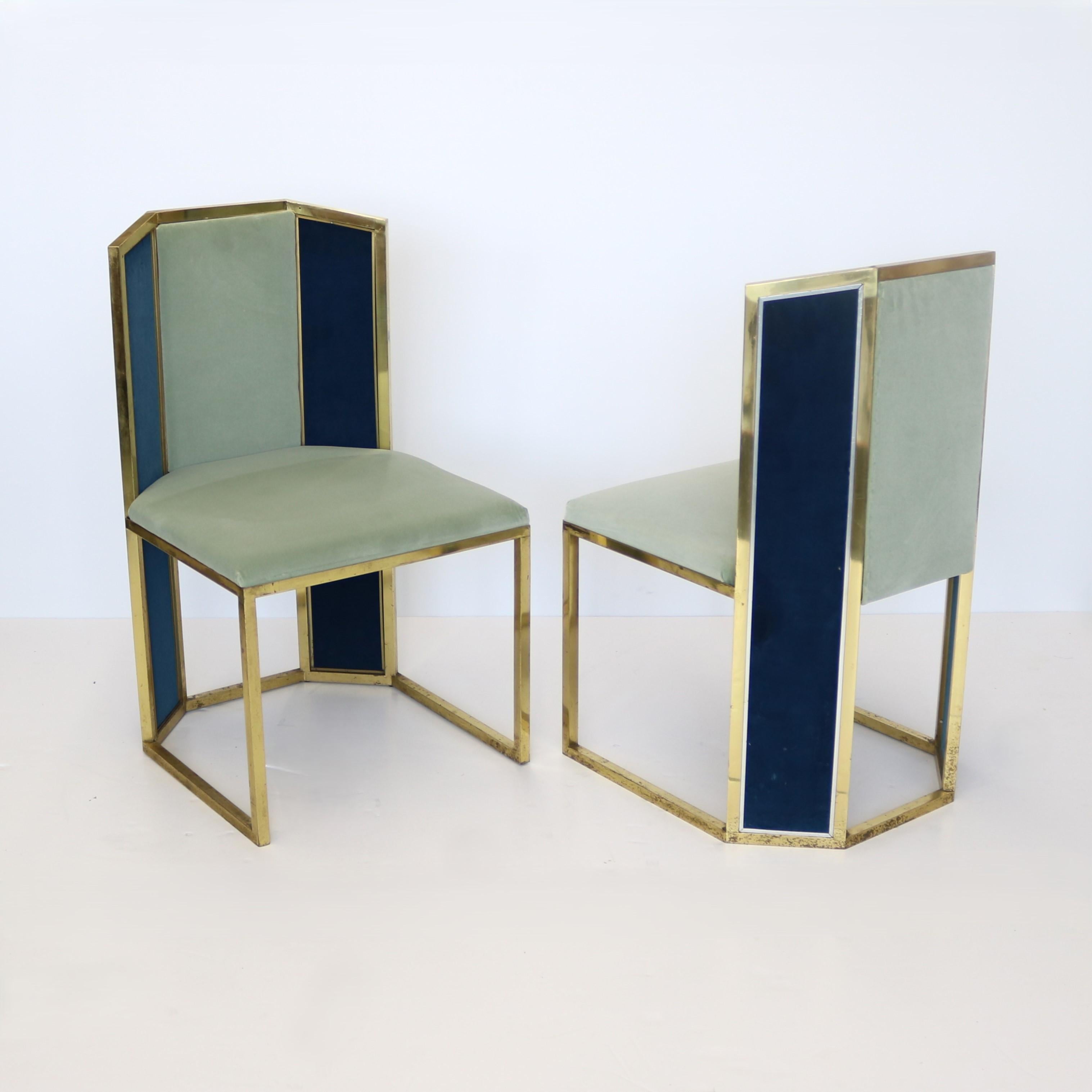 Juego de seis sillas de comedor tapizadas, con marco de latón y respaldo tapizado en contraste.  La tapicería aparece hasta el suelo en los paneles laterales traseros de cada silla, creando un juego sobre el aspecto abierto y cerrado de las sillas