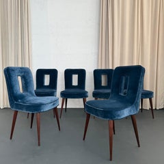 Ensemble de six chaises de salle à manger en velours bleu Hollywood Regency par Ernst Schwadron