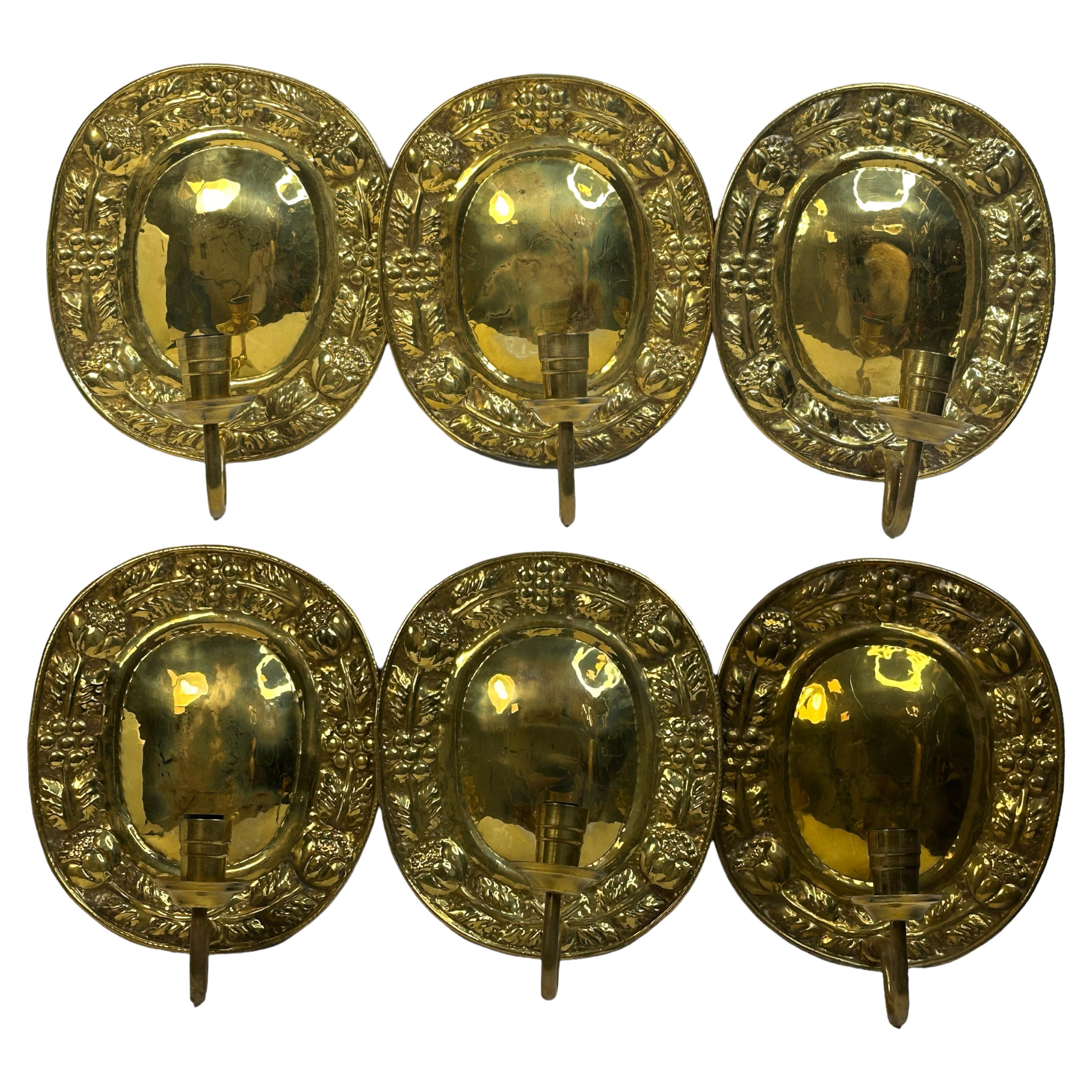 This is a set of six 1920s candle wall sconces, made to electrical use. Nice patina to the metal and an all original condition. Look at this nice details. They are so cute, the original patina gives them the antique charm and makes them very