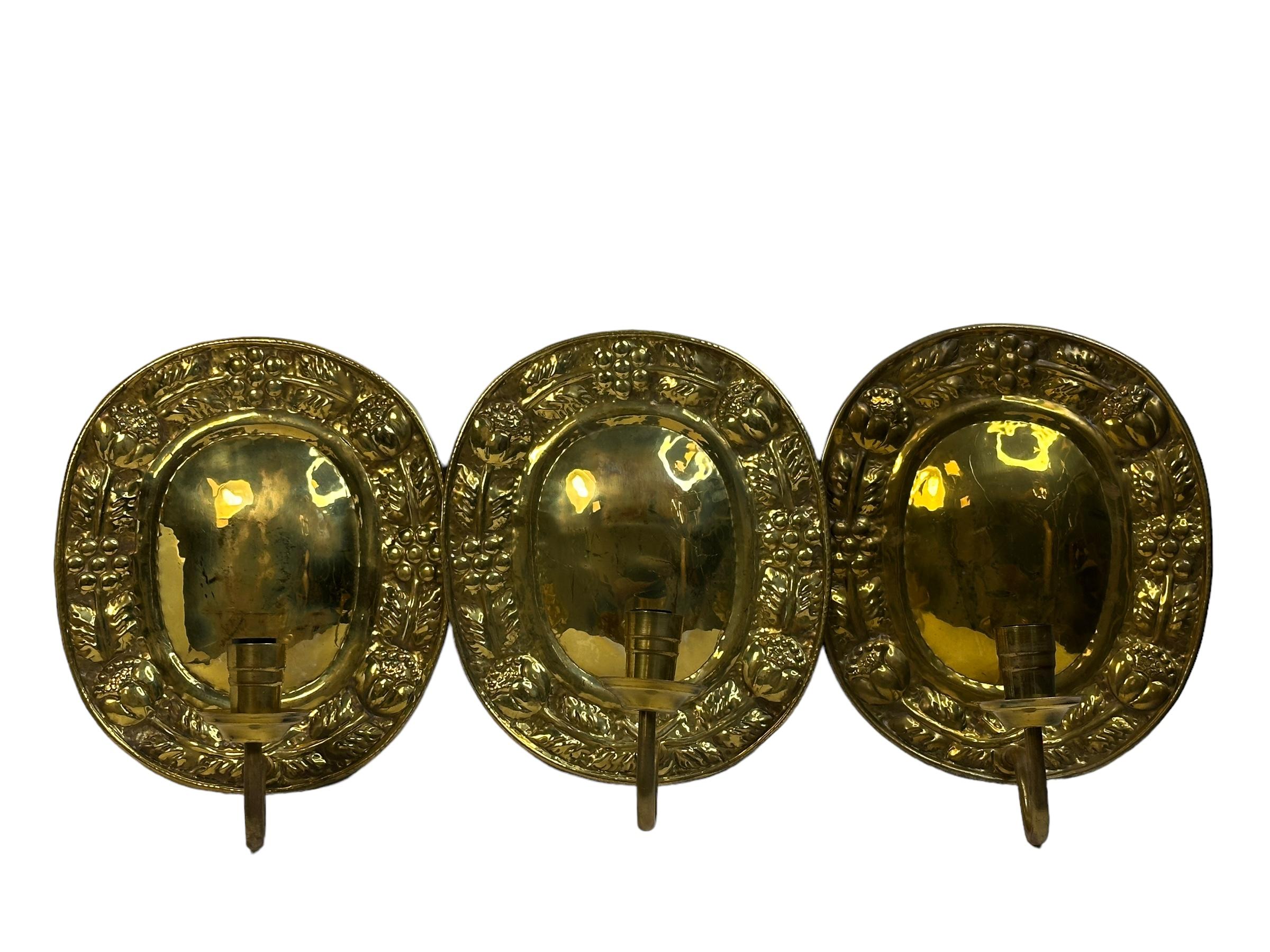 Italian Set of Six Hollywood Regency Brass Wall Candle Sconces Flower Motif, 1920s For Sale
