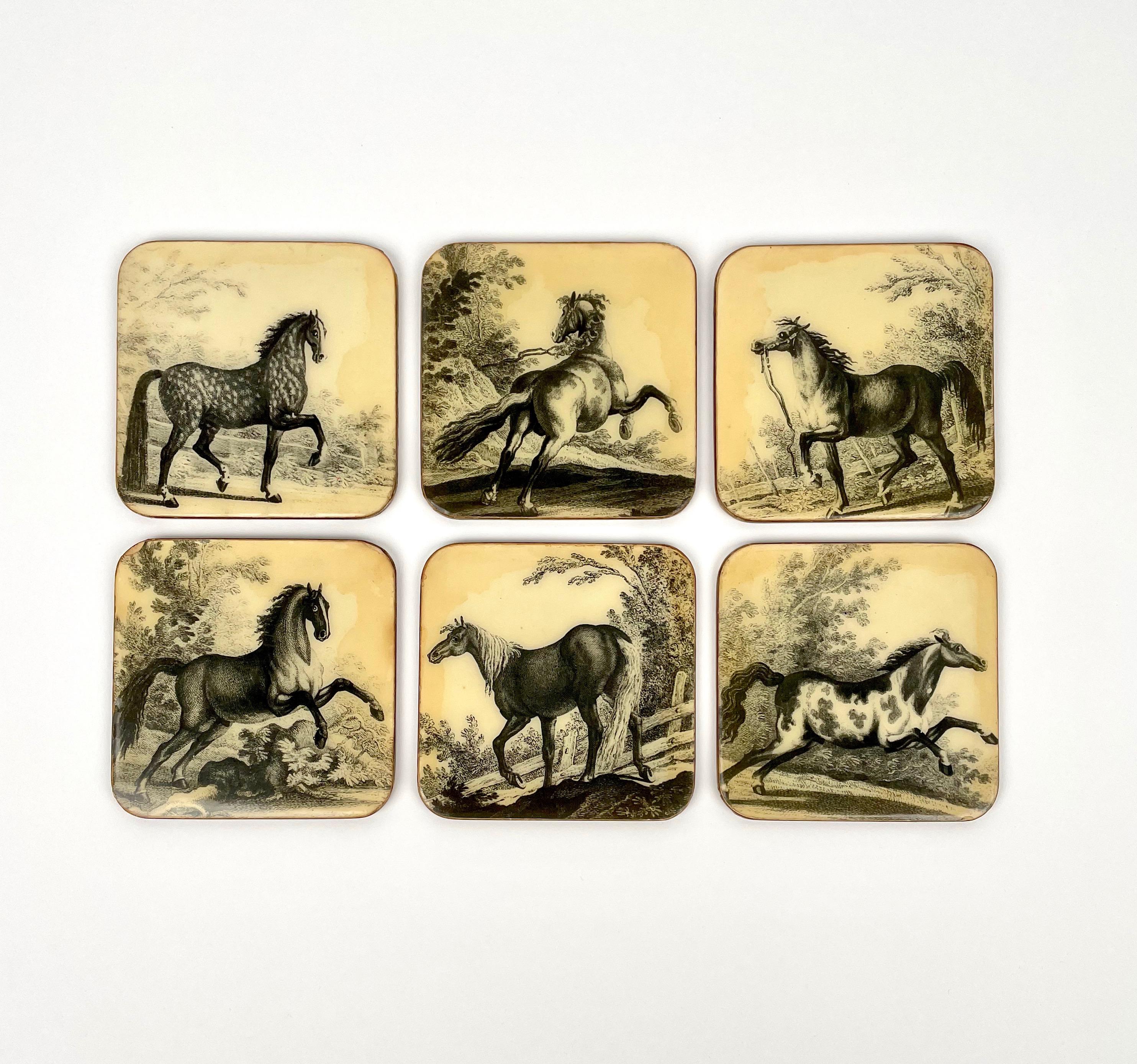 Satz von sechs Untersetzern aus lackiertem Holz, die Pferdefiguren darstellen.

 Hergestellt in Italien in den 1950er Jahren.