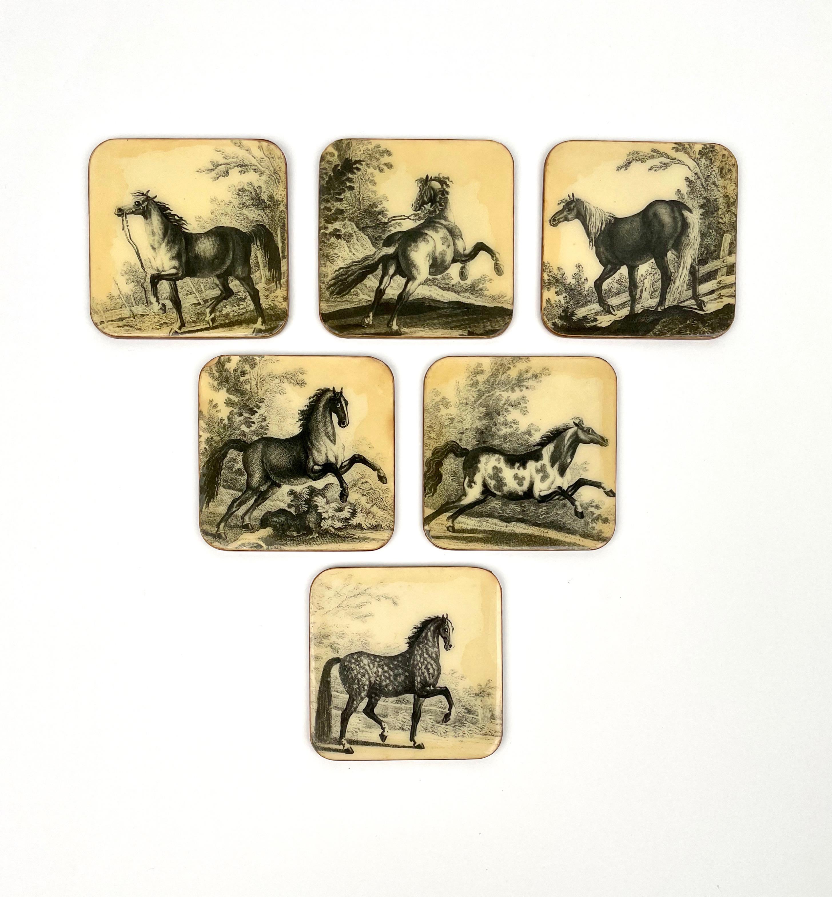 Set von sechs Pferdeuntersetzern aus lackiertem Holz, Italien, 1950er Jahre (Moderne der Mitte des Jahrhunderts) im Angebot