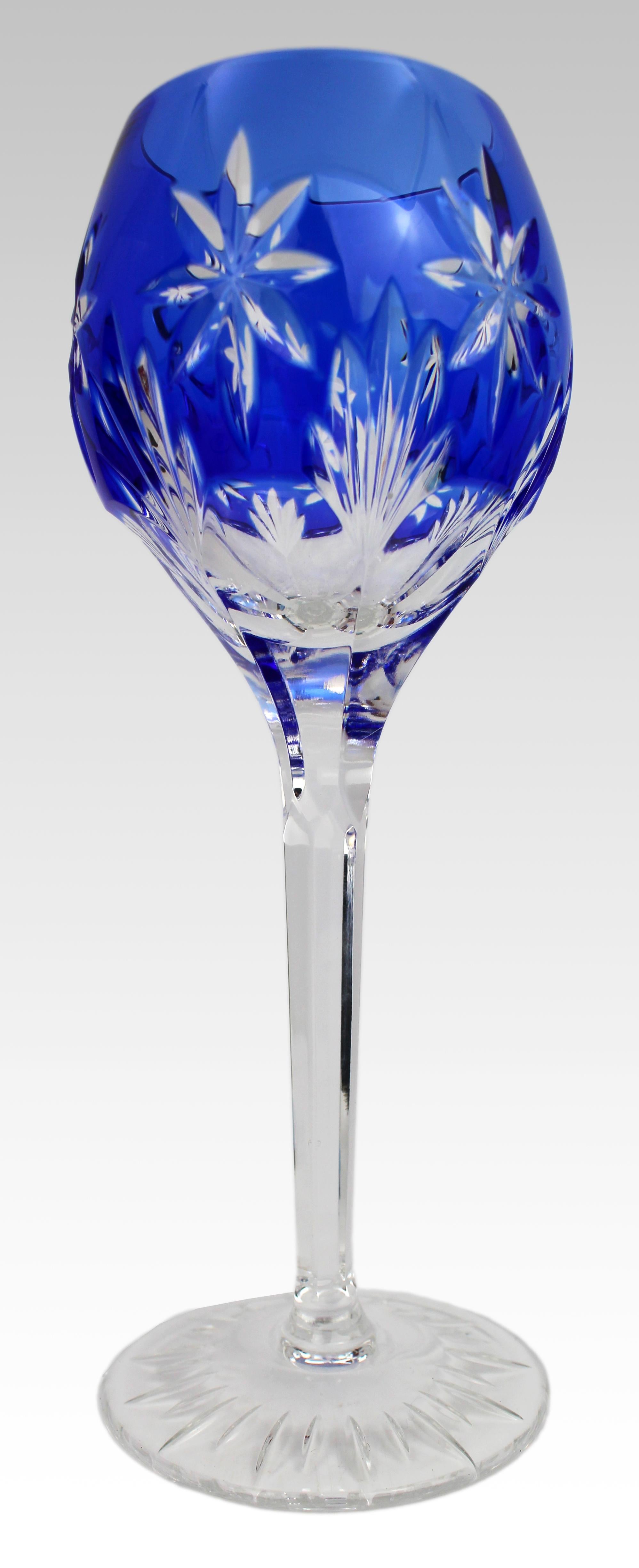 Juego de seis copas de vino de cristal tallado superpuesto azul Horst Belda, Alemania, c. 1980 Alemán en venta