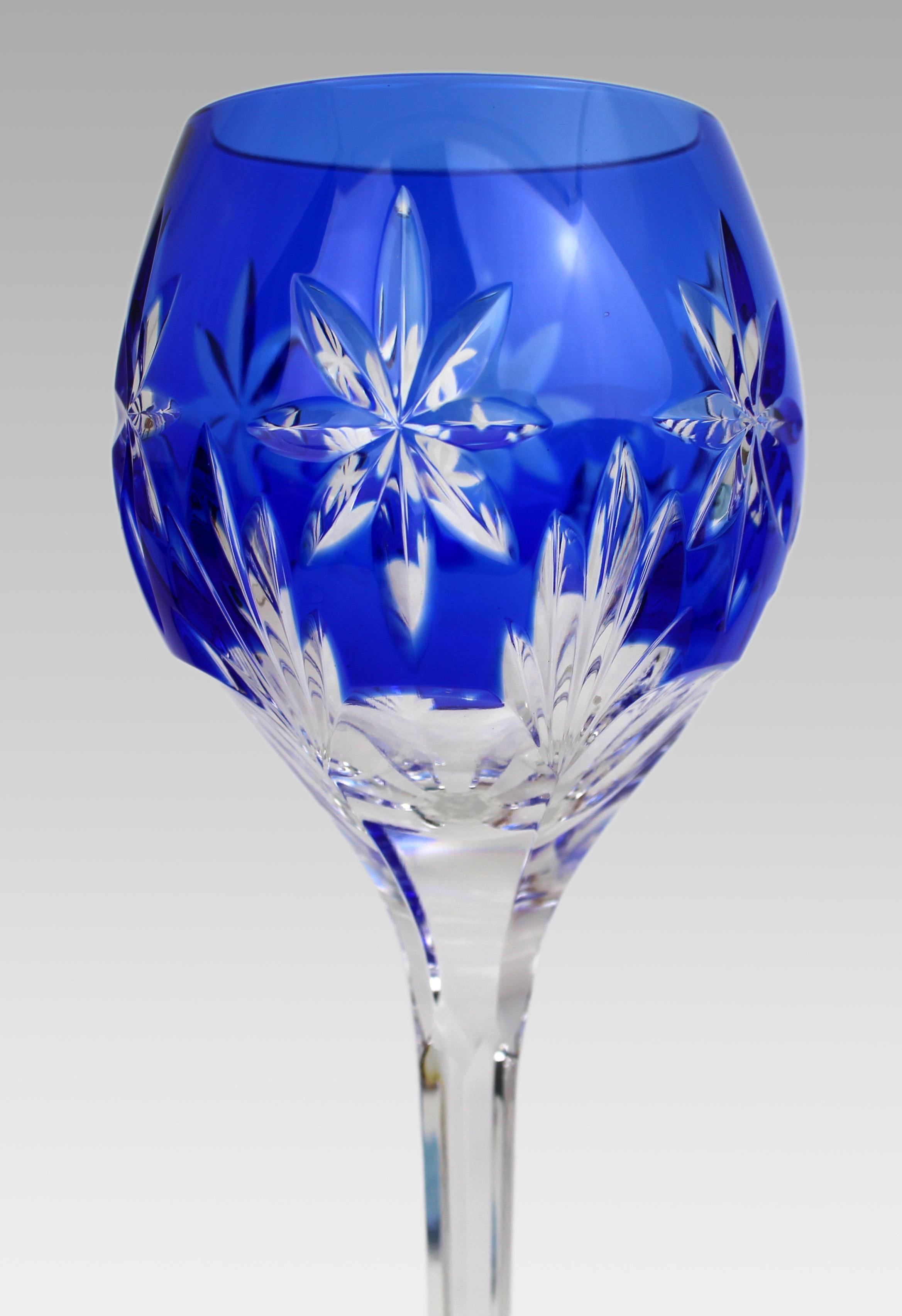 Juego de seis copas de vino de cristal tallado superpuesto azul Horst Belda, Alemania, c. 1980 Vidrio cortado en venta