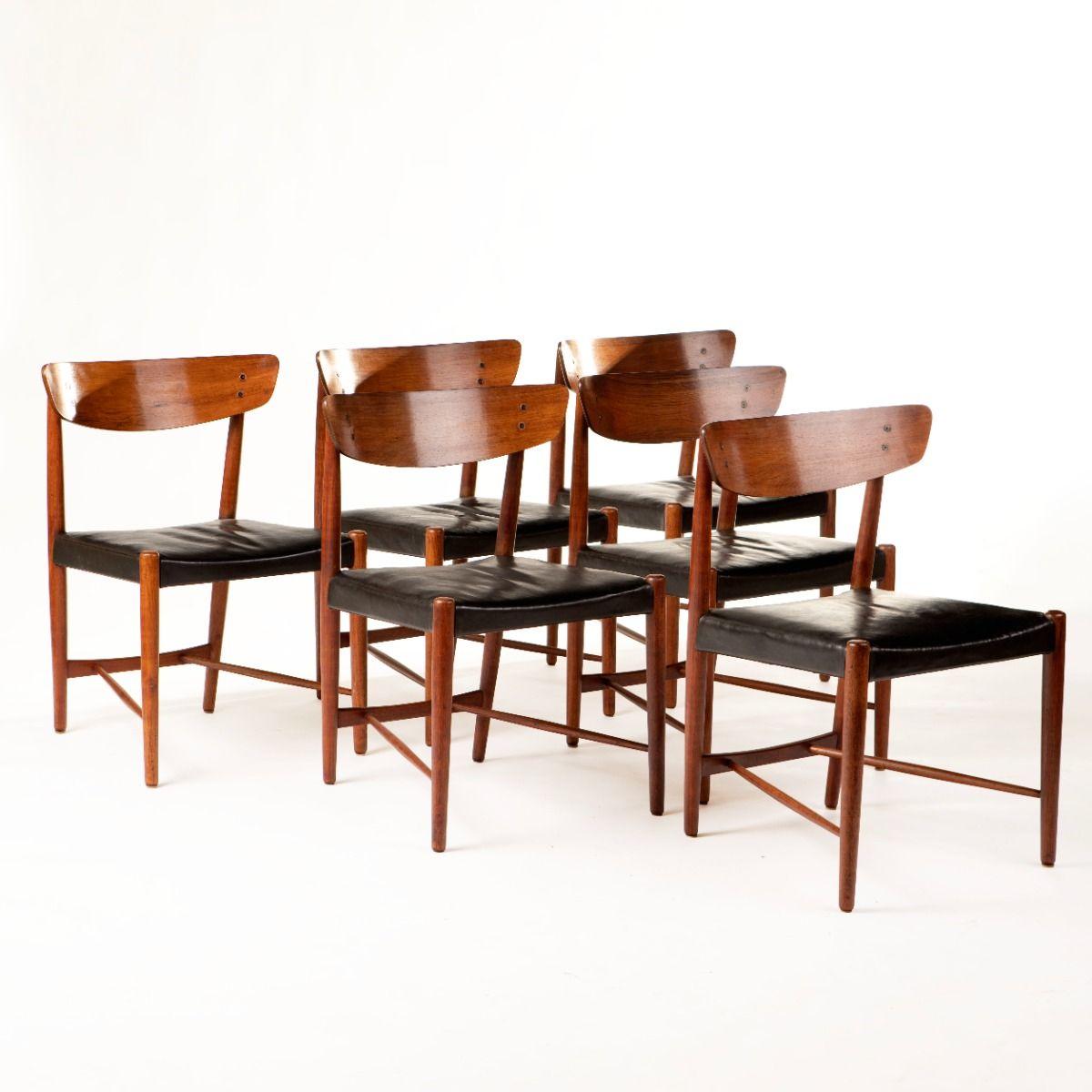 Ein seltenes Set von sechs Esszimmerstühlen, entworfen von dem dänischen Designer Ib Kofod-Larsen.
Hergestellt von Christensen & Larsen Cabinetmakers, Dänemark, 1954.
Die Gestelle sind aus Rio-Palisander und die Sitze mit schwarzem Leder