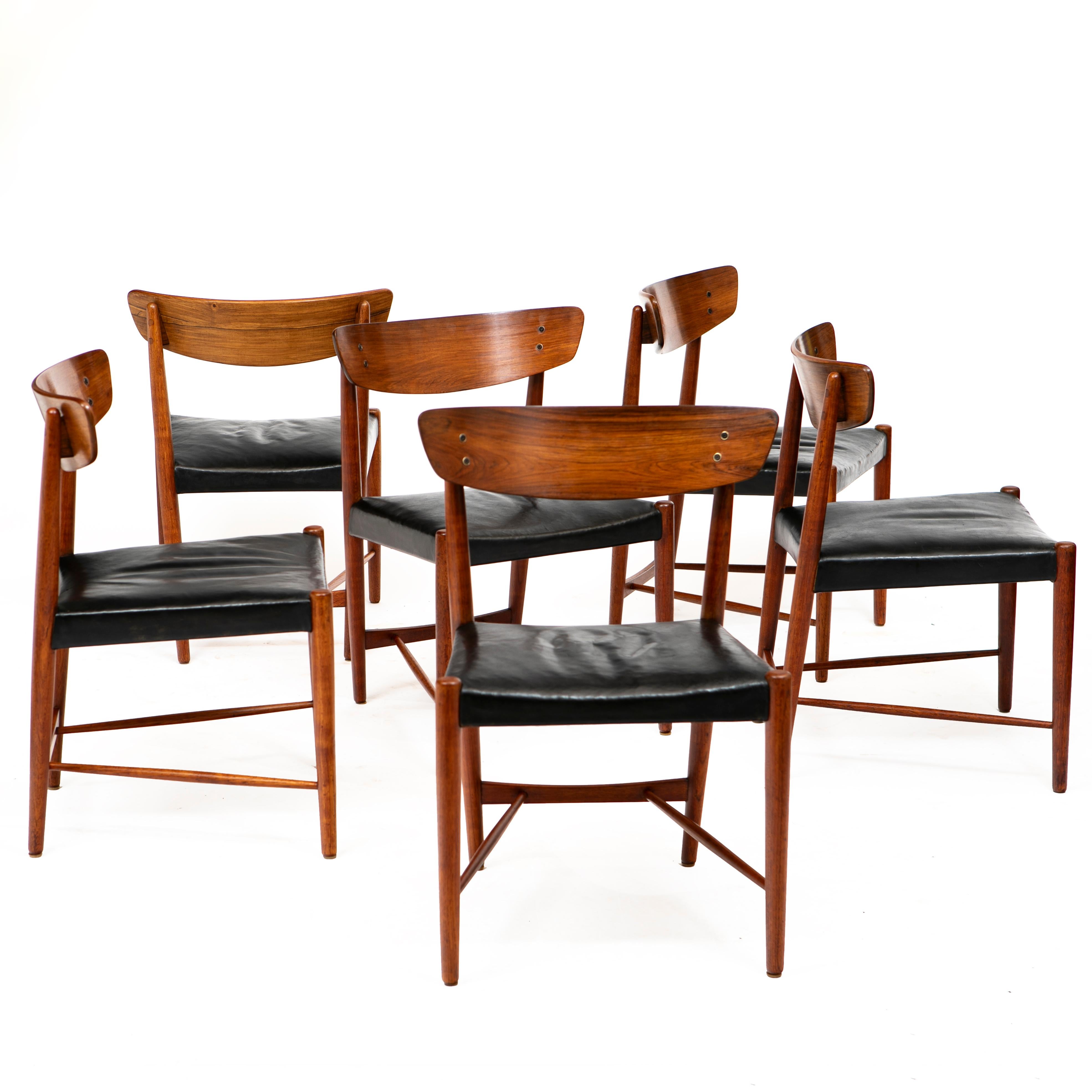 Scandinave moderne Ensemble de six chaises de salle à manger Ib Kofod-Larsen en bois de rose de Rio en vente