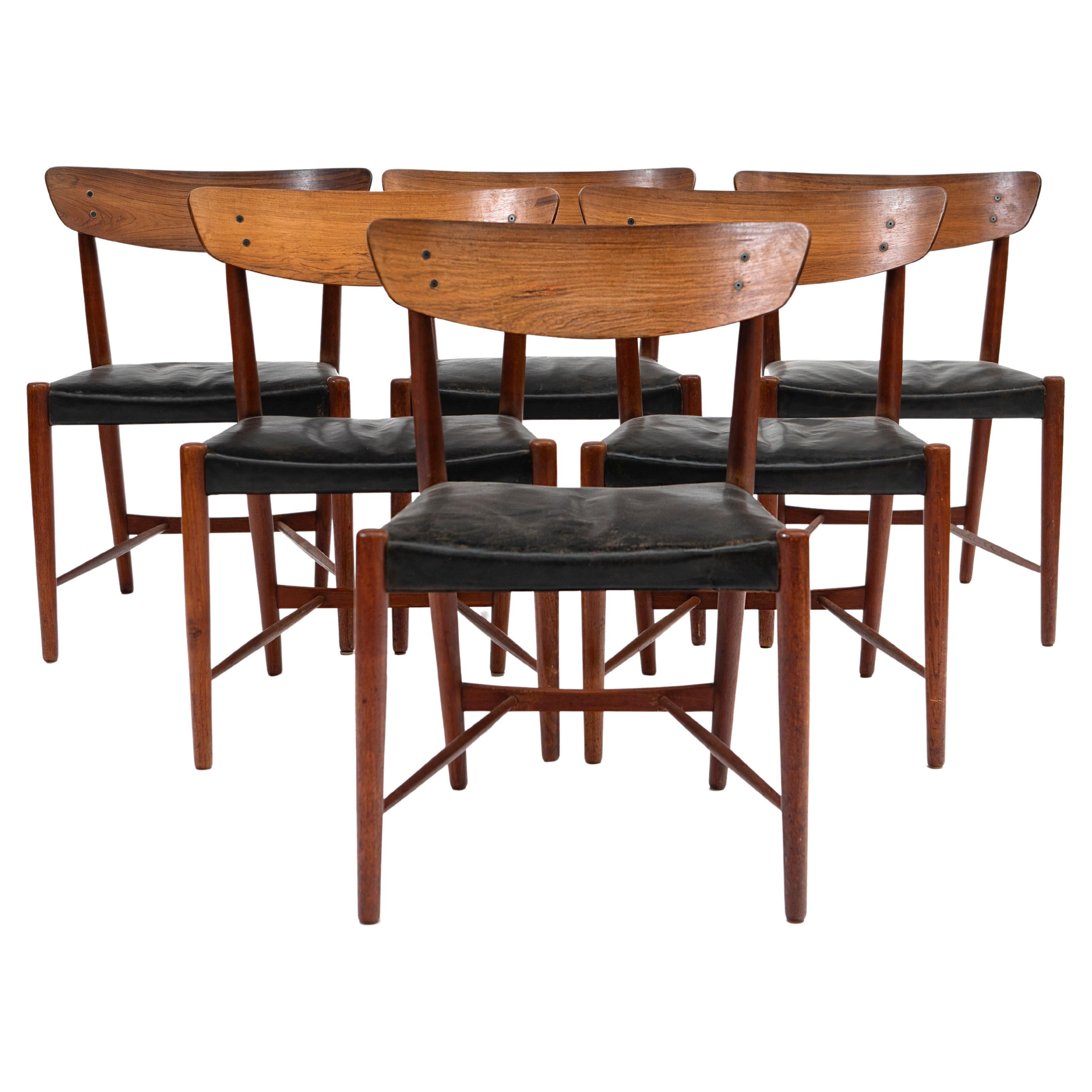 Rare ensemble de six chaises de salle à manger conçu par le designer danois Ib Kofod-Larsen.
Fabriqué par Christensen & Larsen Cabinet, Danemark, 1954.
Les cadres sont en palissandre de Rio et les sièges sont recouverts de cuir noir.
Le prix est