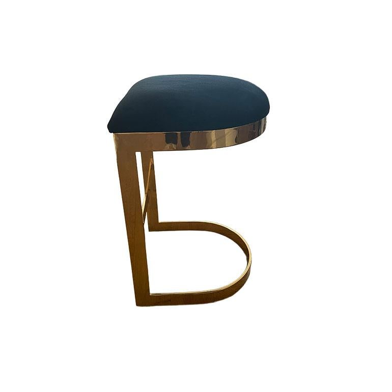 Ensemble de six tabourets de comptoir sans dossier Ibiza par ModShop avec bases en laiton et rembourrage en mohair noir personnalisé.

Dimensions du tabouret : 17
