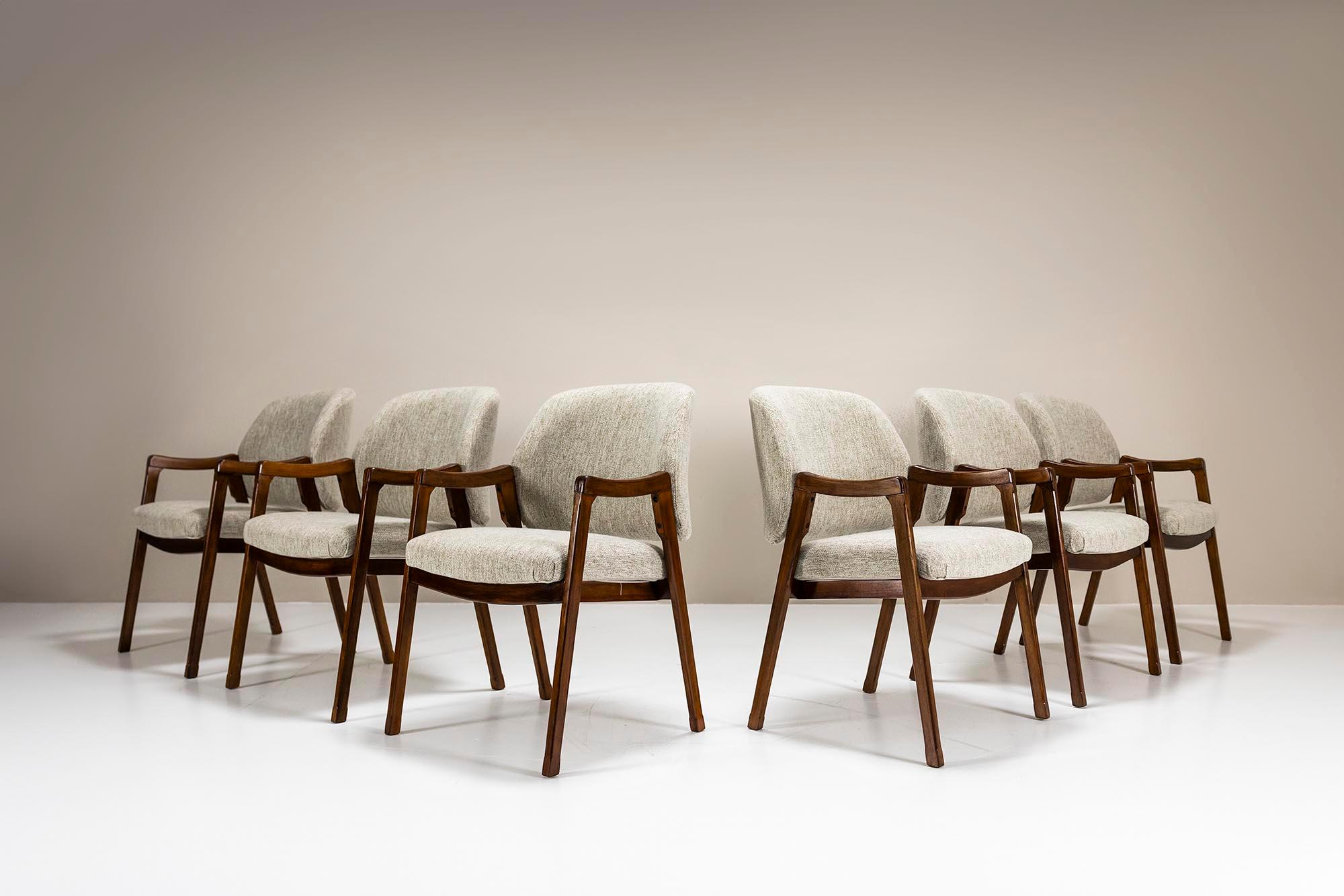 Diese 1961 von Ico und Luisa Parisi entworfenen Esszimmerstühle zeichnen sich durch eine harmonische Verbindung von Funktionalität und ästhetischer Eleganz aus. Das von Cassina hergestellte Modell 814 verkörpert die Designphilosophie aus der Mitte