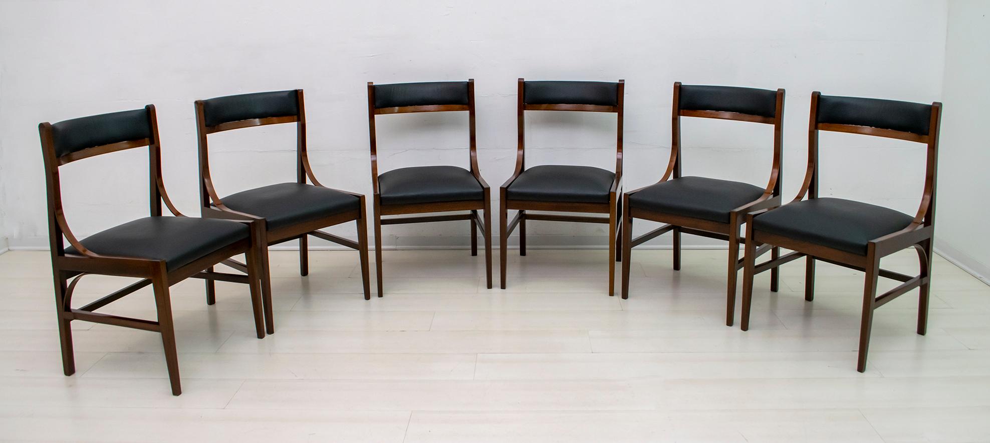 Six chaises mod. 110 de Ico Parisi. Italie, 1961. Produit par les Fils d'Amedeo Cassina, Meda. Bois d'acajou.
Les chaises ont été polies à la gomme-laque et ont un nouveau revêtement en cuir.