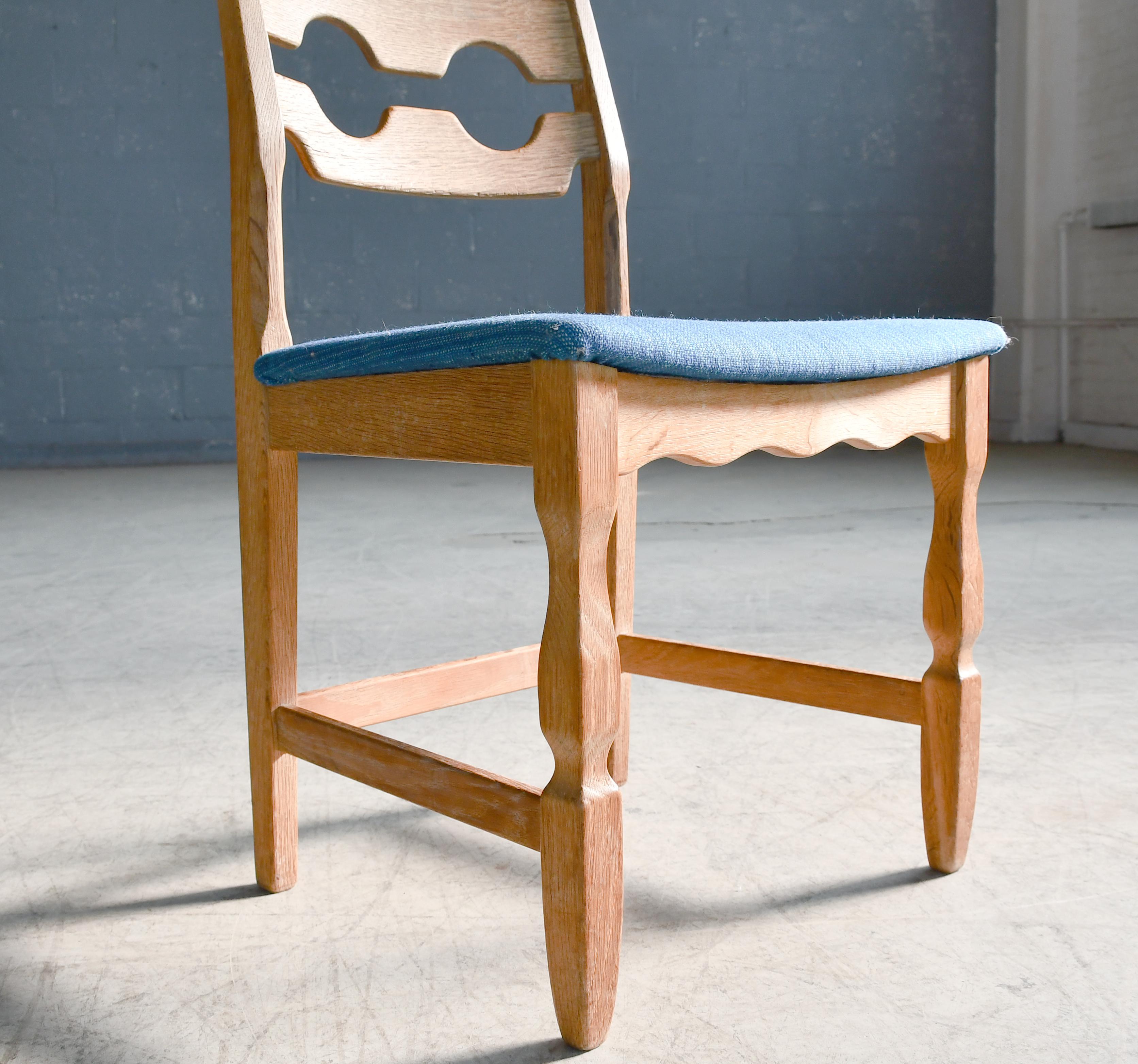 Intagliato Set di sei iconiche sedie da pranzo Razorblade intagliate in Oak da Henry Kjærnulf anni '60 in vendita