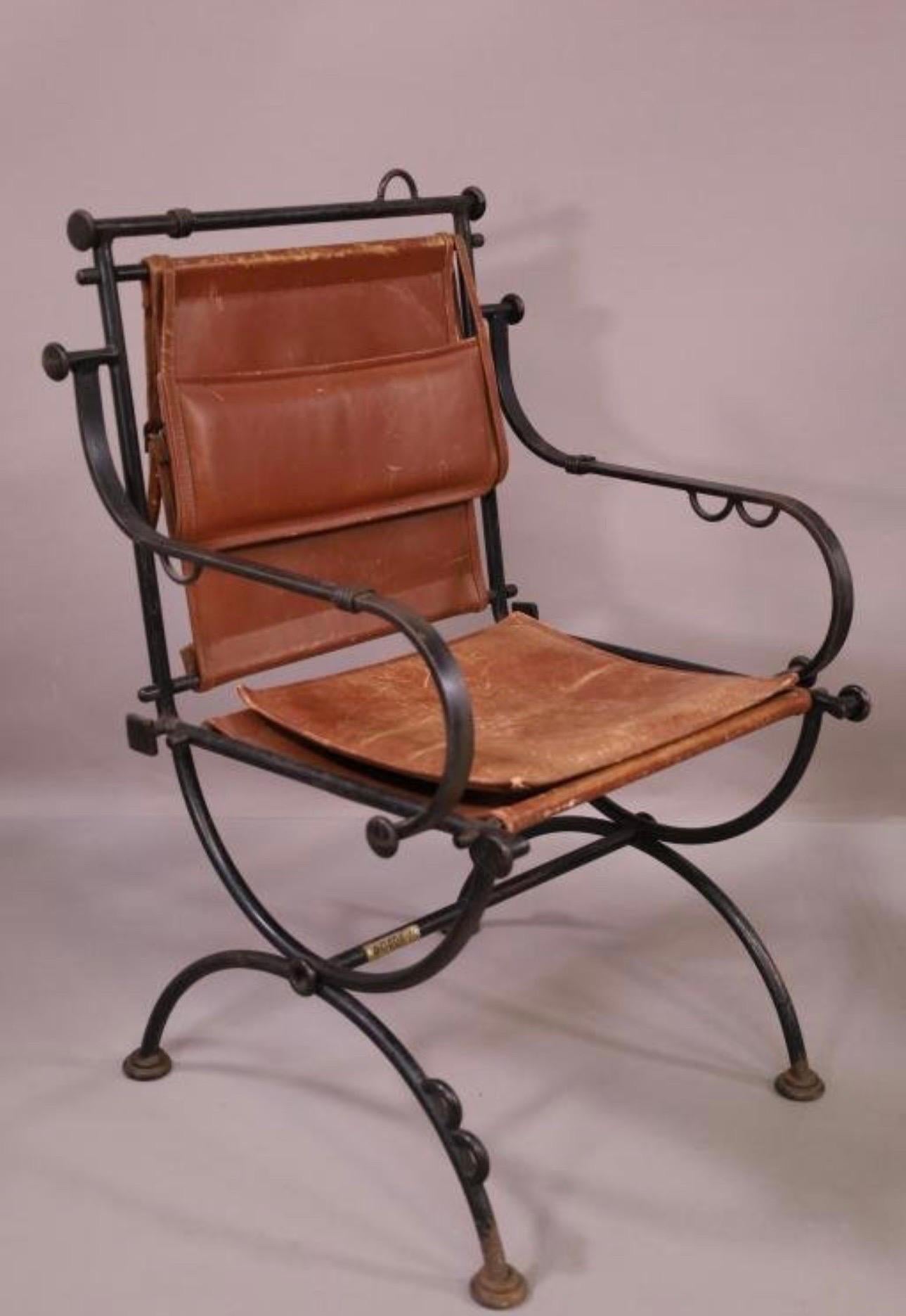 Magnifique ensemble de 6 chaises en fer et en cuir de la talentueuse designer israélienne Ilana Goor. Ces chaises sont dotées de coussins et de dossiers en cuir vieilli dans une structure en fer. Bon état vintage avec quelques petites taches de