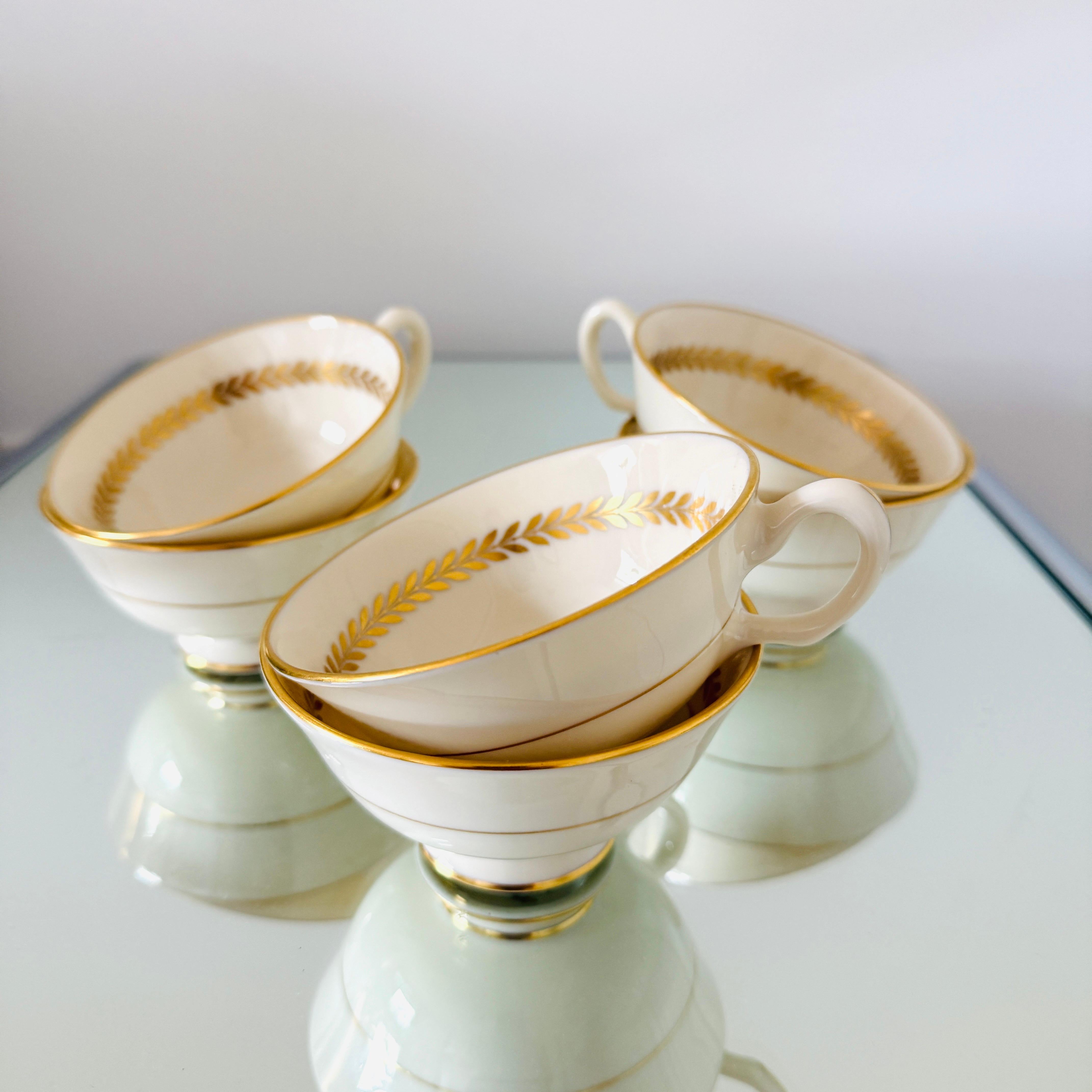 Ensemble de six tasses en porcelaine impériale de style néoclassique avec un motif de laurier à la feuille d'or.  La collection Imperial bone china a été produite entre 1939 et 1982 et n'est plus produite.  Ils doivent être lavés à la main pour