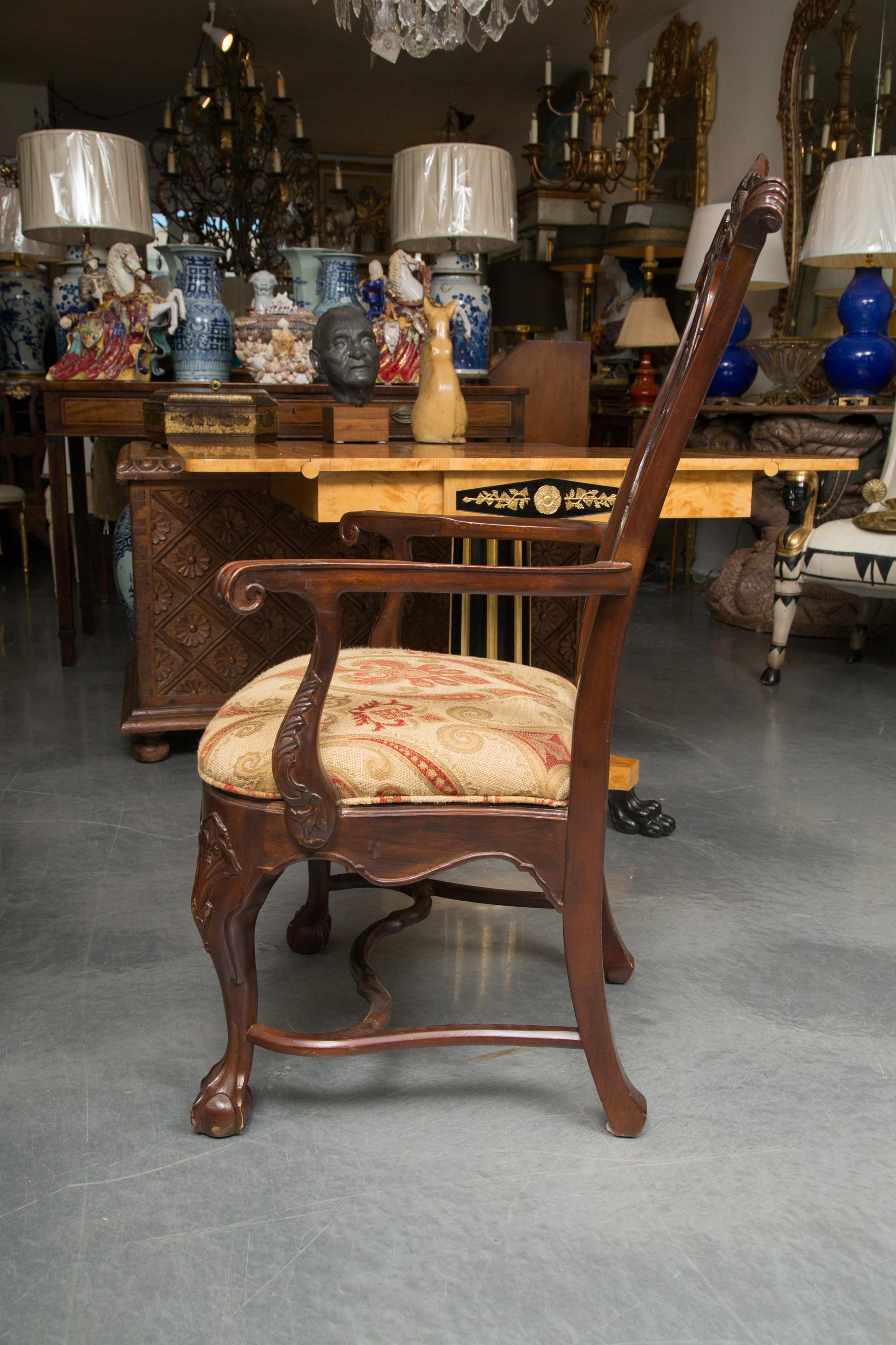 Si tratta di un elegante set di sei sedie da pranzo Chippendale irlandesi in mogano. Il set è composto da due sedie con braccioli e quattro sedie laterali con ringhiera superiore, grembiule e ginocchia ornate e sostenute da gambe cabriole che