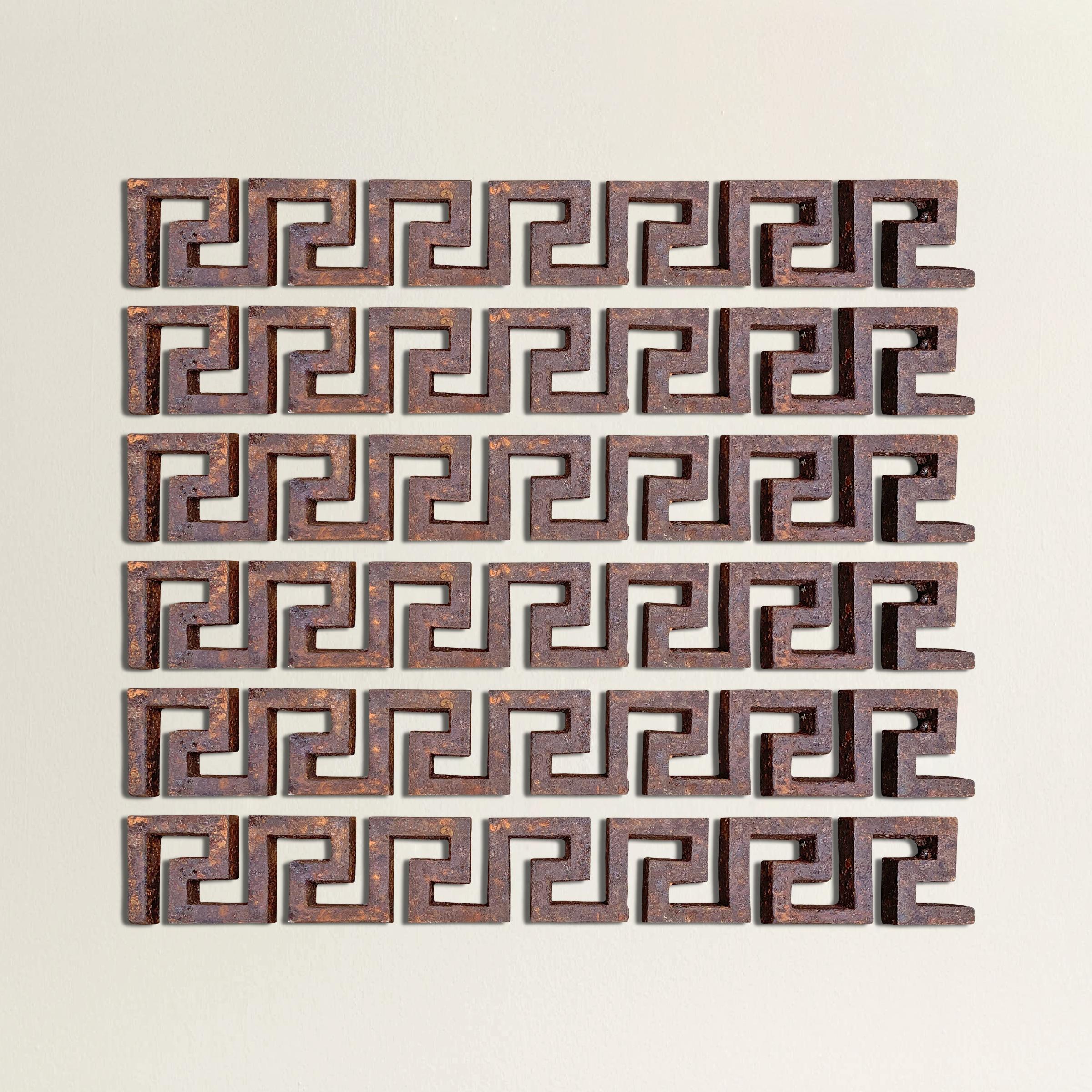 Un set di sei frammenti architettonici in ghisa americana dell'inizio del XX secolo con motivo a chiave greca, perfetti per essere montati su una parete, esposti su un tavolo o per una miriade di altri usi in casa.