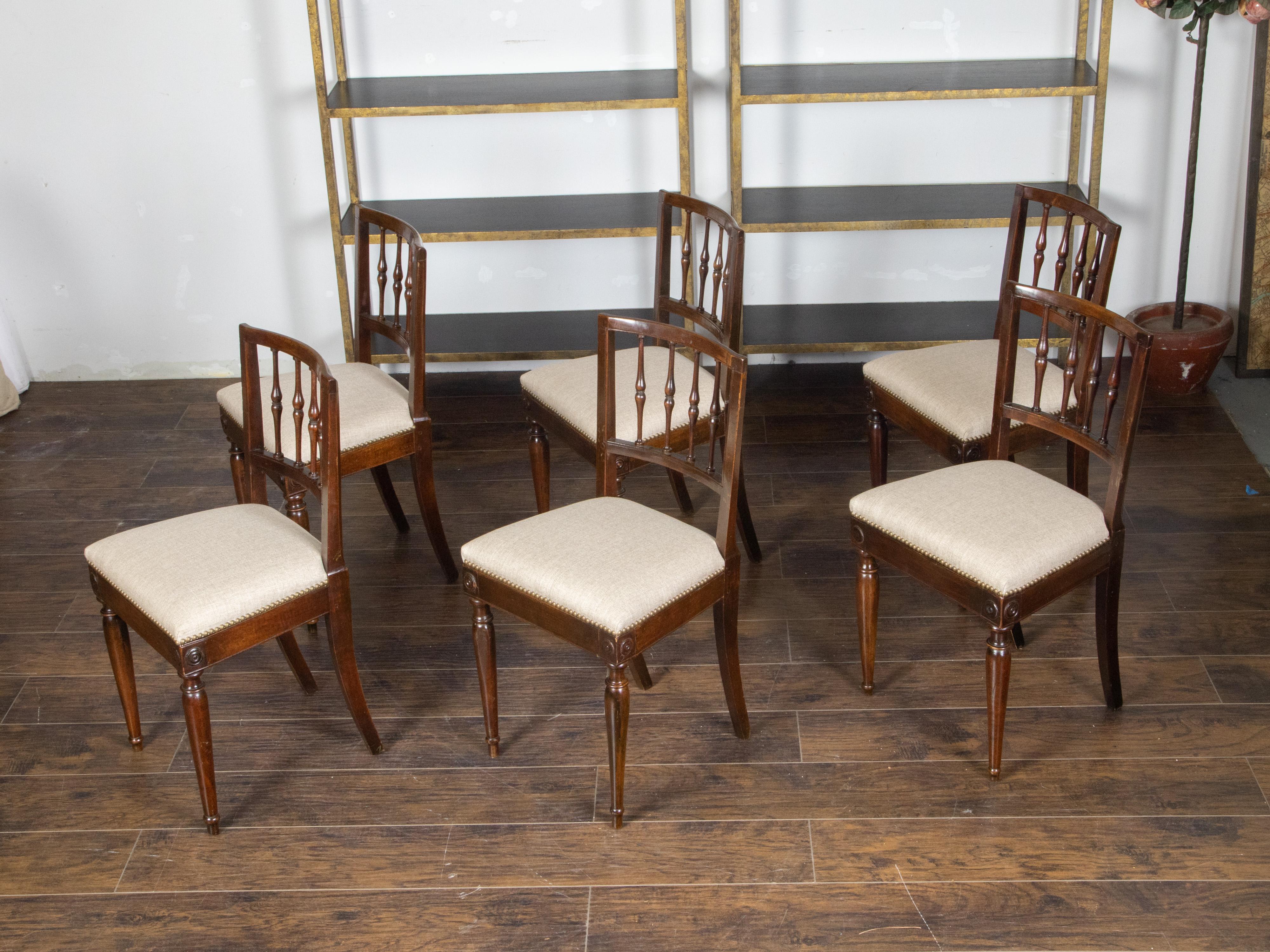 XIX secolo Set di sei sedie da sala da pranzo in legno di noce dell'800 con schienale a forma di fuso in vendita