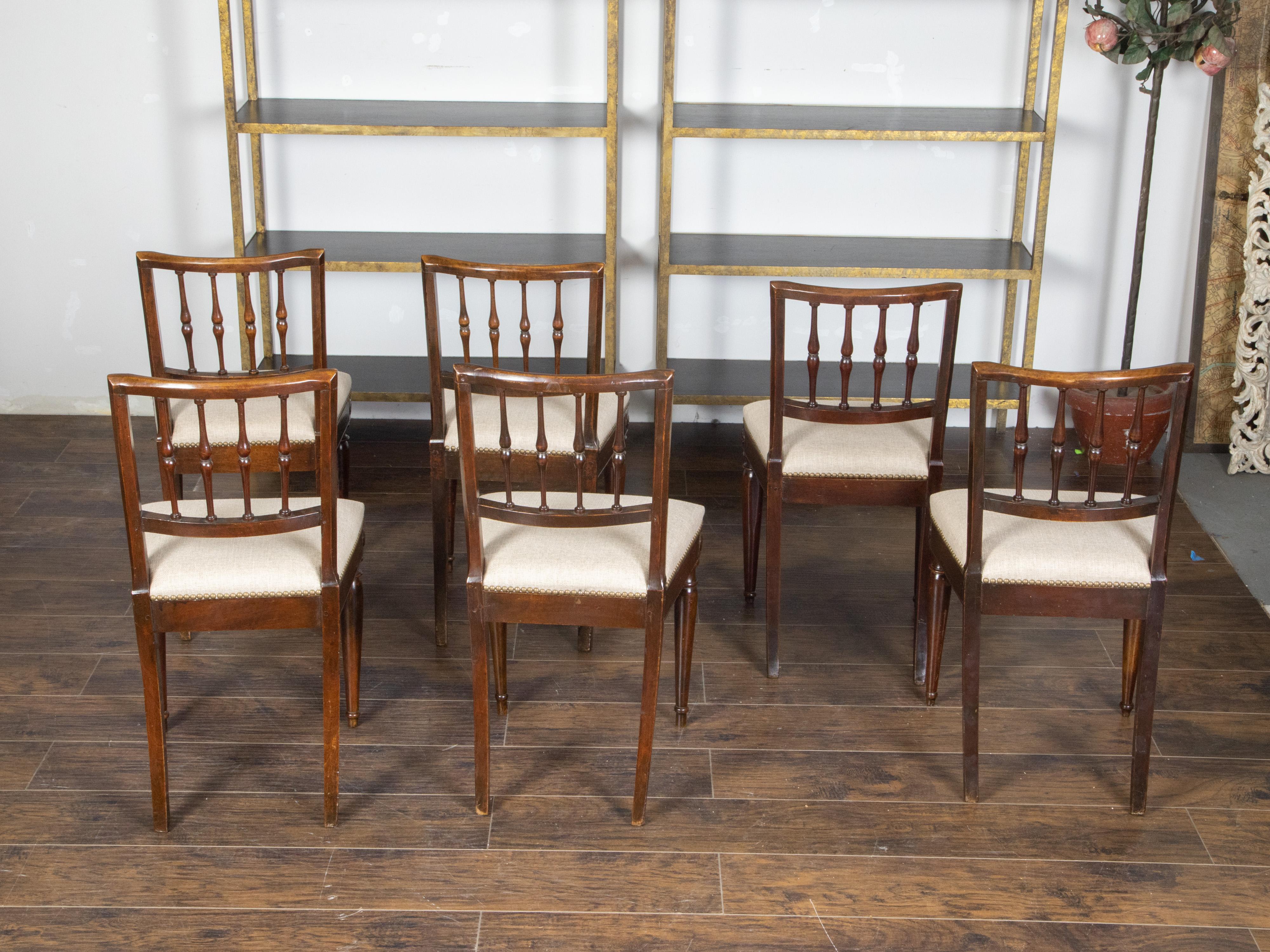 Ensemble de six chaises de salle à manger italiennes des années 1800 en noyer avec dossiers en forme de fuseau en vente 3