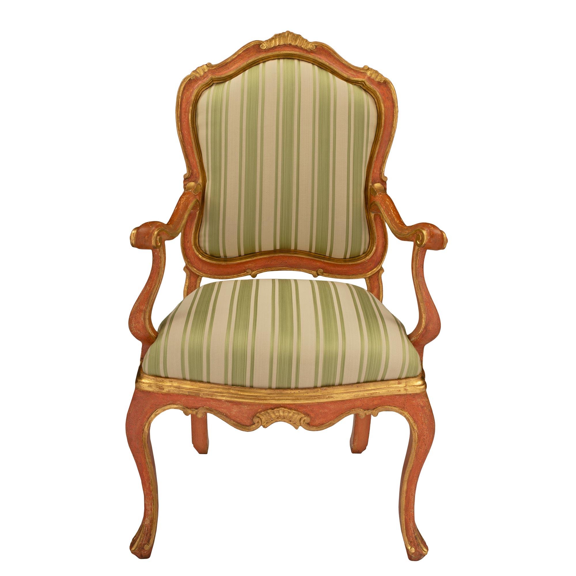 Un bel ensemble complet de six fauteuils vénitiens italiens du XVIIIe siècle en bois doré et polychrome. Chaque fauteuil polychrome de couleur abricot foncé est surélevé par d'élégants pieds cabriole avec un fin filet en bois doré, qui se prolonge
