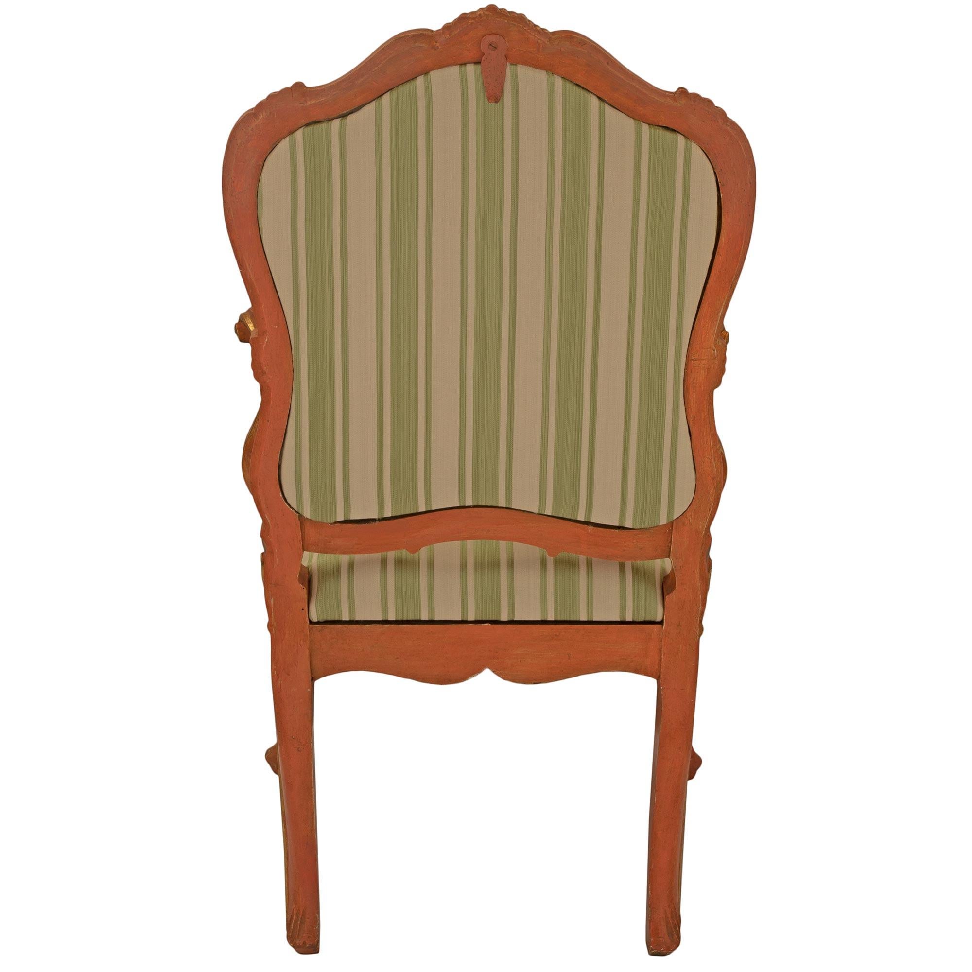Set von sechs italienischen venezianischen Sesseln aus polychromiertem und vergoldetem Holz aus dem 18. Jahrhundert (18. Jahrhundert und früher) im Angebot