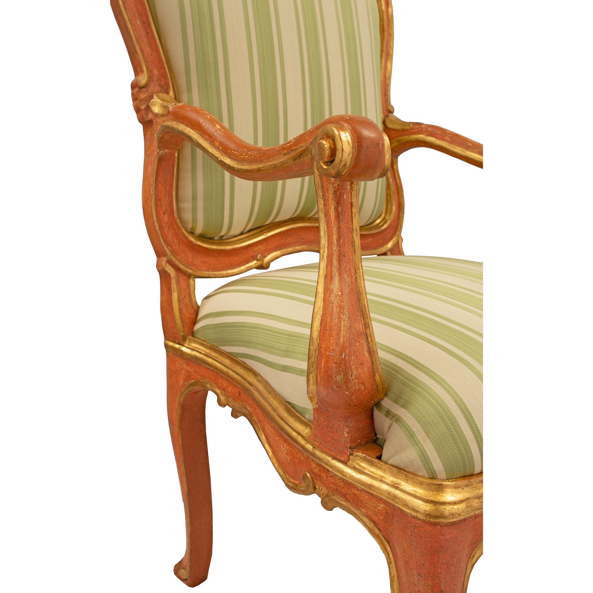 Set von sechs italienischen venezianischen Sesseln aus polychromiertem und vergoldetem Holz aus dem 18. Jahrhundert im Angebot 2