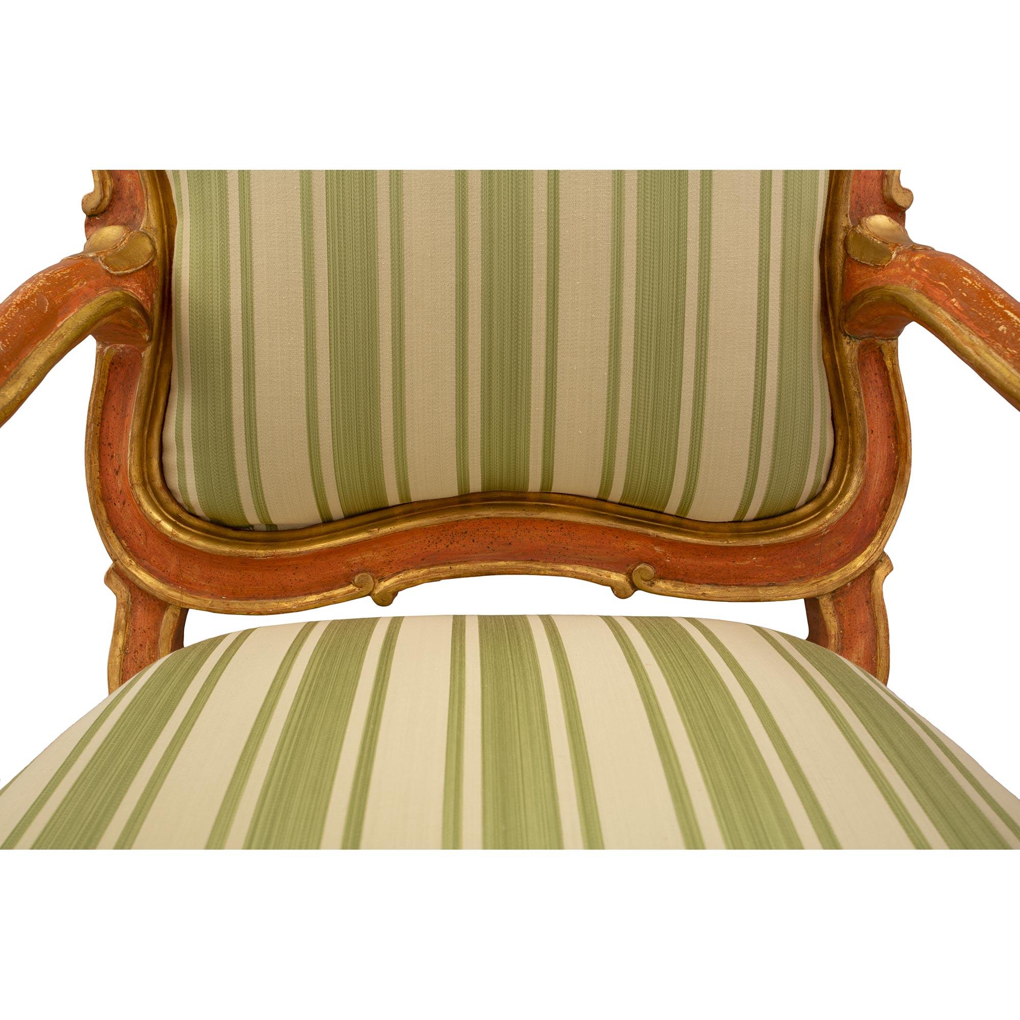 Set von sechs italienischen venezianischen Sesseln aus polychromiertem und vergoldetem Holz aus dem 18. Jahrhundert im Angebot 3