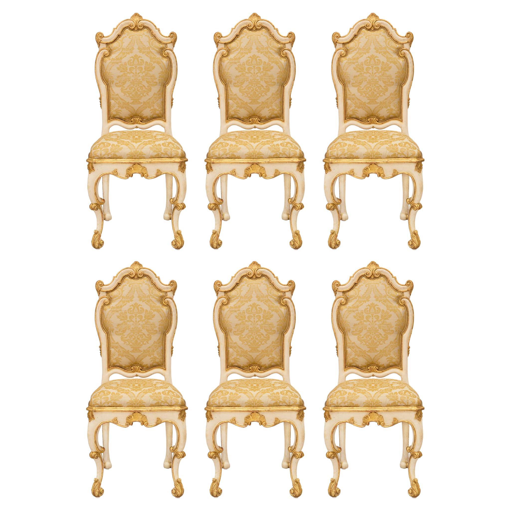 Ensemble de six chaises de salle à manger italiennes du 18ème siècle en bois patiné et doré vénitien