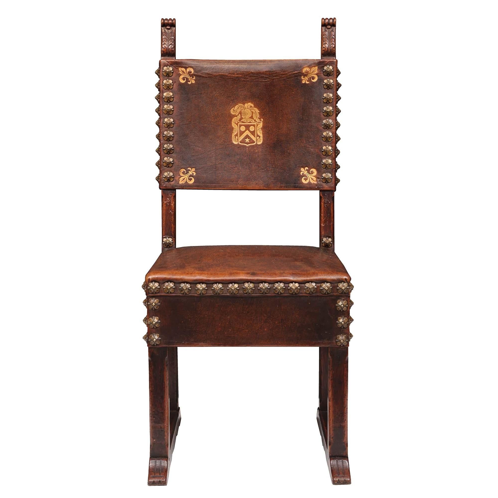Precioso juego de seis sillas auxiliares italianas del siglo XVIII, de nogal macizo y cuero prensado original. Cada silla se eleva sobre un par de patas a cada lado unidas por una base de plinto tallada. El friso y el asiento están tapizados en