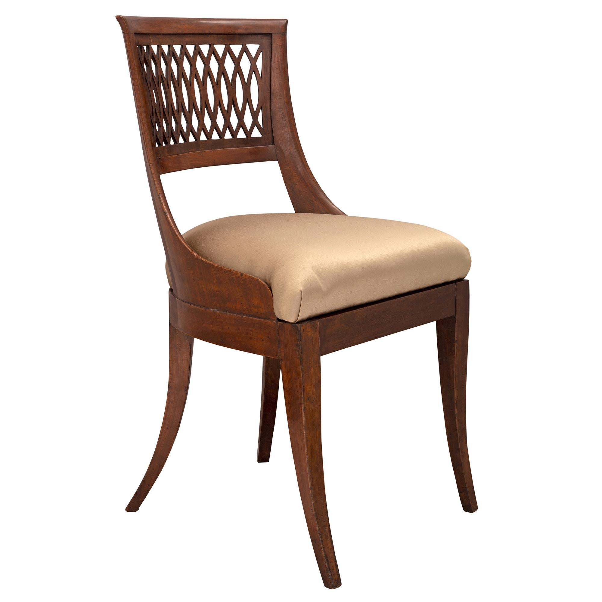 Ein außergewöhnlicher vollständiger Satz von sechs italienischen Esszimmerstühlen aus Olivenholz des 19. Jeder Stuhl wird von eleganten, leicht geschwungenen, quadratischen Beinen unter der geraden Schürze getragen. Die dekorativsten durchbrochenen