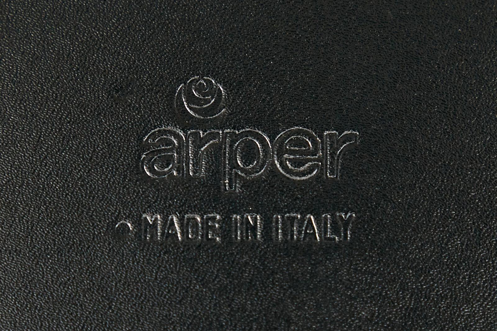 Ensemble de six chaises de salle à manger italiennes Arper Modern en cuir et chrome en vente 10