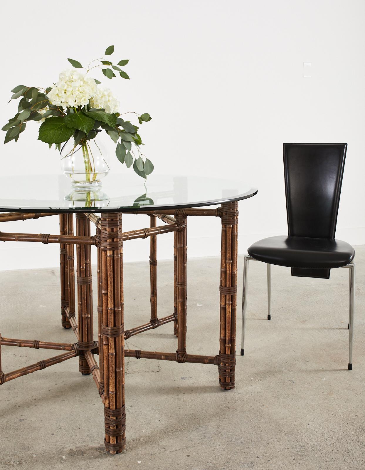 Ensemble chic de six chaises de salle à manger italiennes post-modernes en cuir et chrome fabriquées par Arper. Fabriqué dans le style et à la manière des designers italiens Giancarlo Vegni et Gianfranco Gualtierotti pour Fasem. Les chaises sont