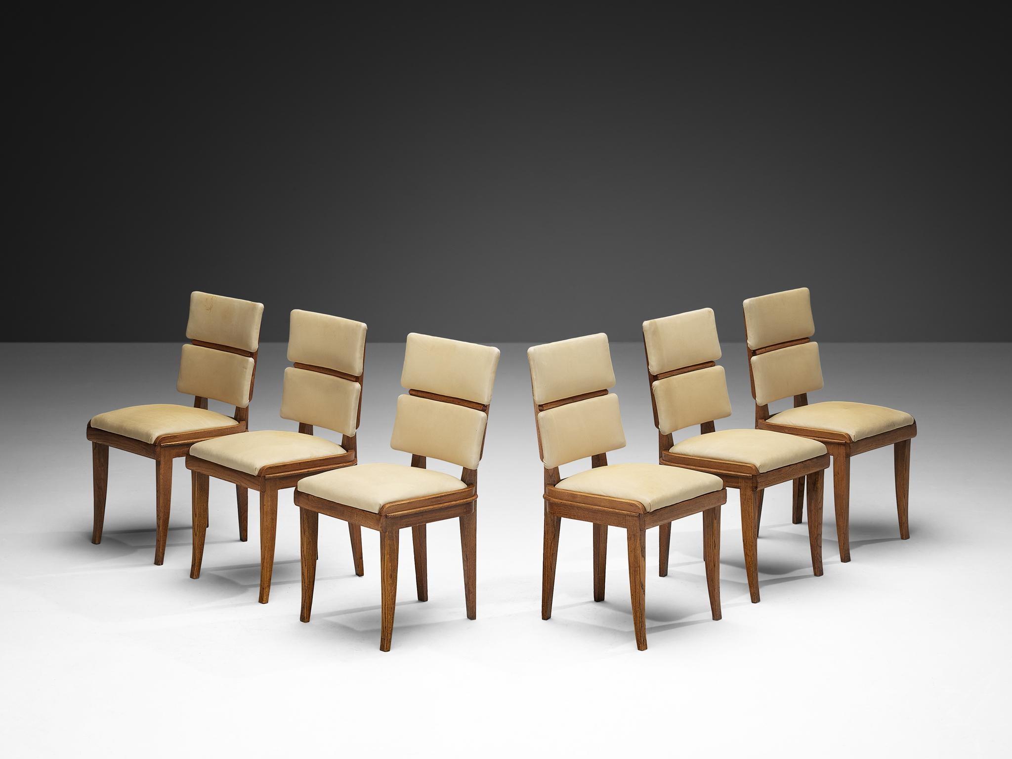 Set di sei sedie da pranzo, ecopelle, Oak, ottone, Italia, anni '30/'40

Queste sedie italiane Art Deco degli anni '30-'40 presentano una miscela di eleganza e artigianalità tipica del periodo. Le sedie hanno una silhouette distinta e snella con un